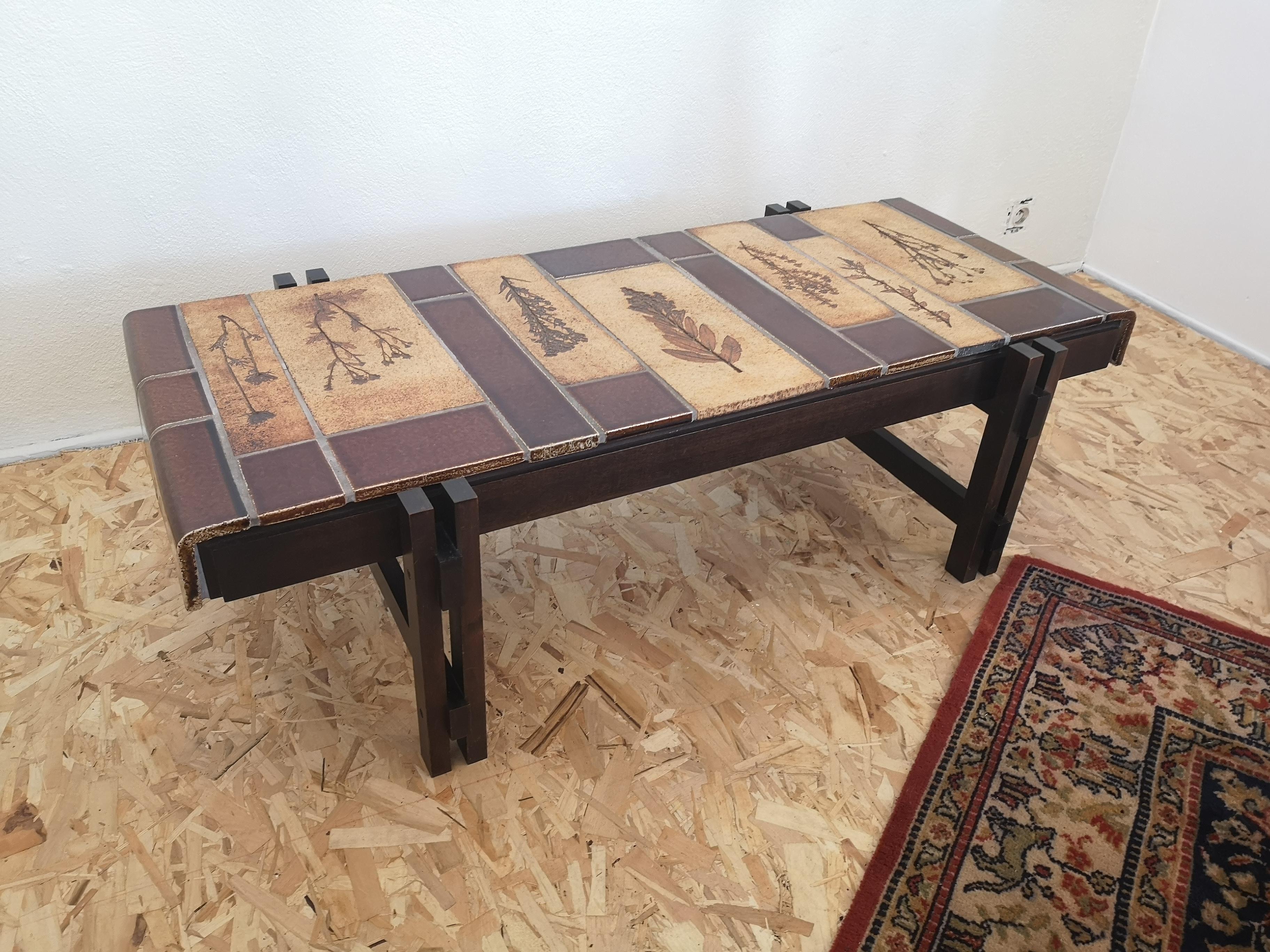 Table basse signée roger capron 1972, céramique d'herbier et carreaux émaillés bruns, excellent état, piétement de style japonais en chêne massif, très belle taille pour cette petite table basse qui ira dans tous les intérieurs.


D'abord