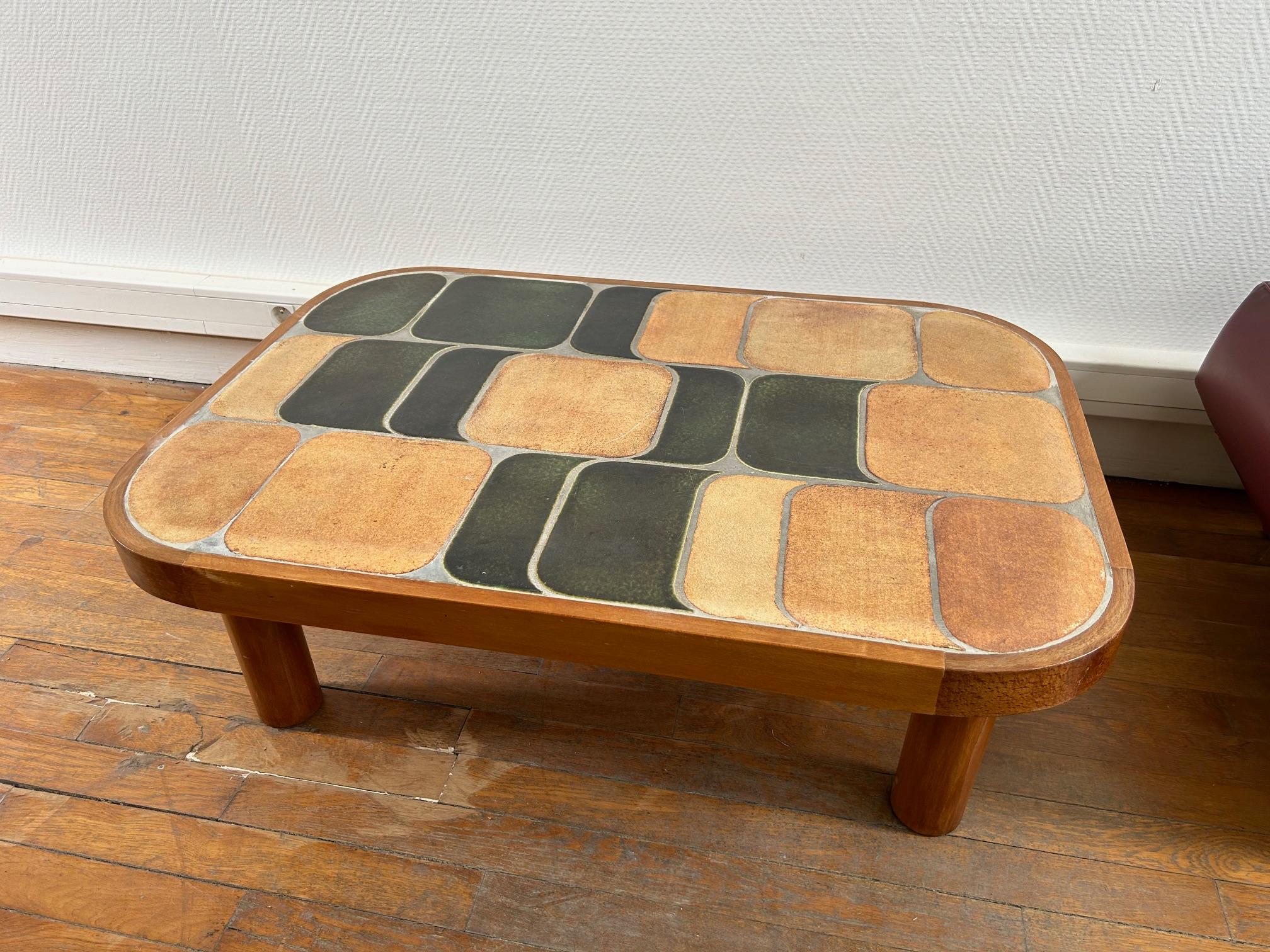 Petite table basse Shogun de Roger Capron
Plateau en céramique et pieds en bois clair - rare avec ce matériau
1960's