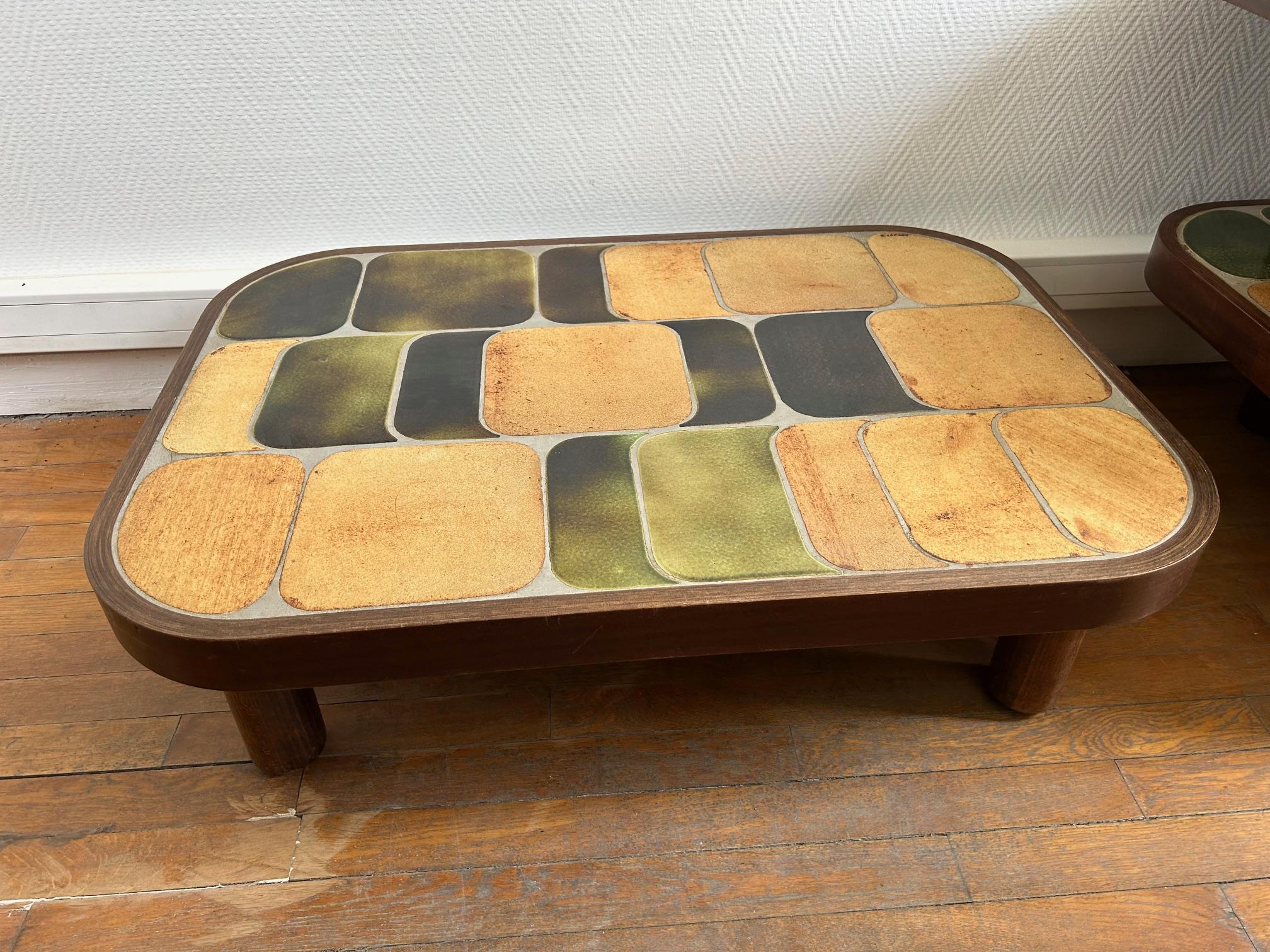 Mesa de centro pequeña Shogun de Roger Capron
Tapa de cerámica y pies de madera marrón claro - Años 60-70
