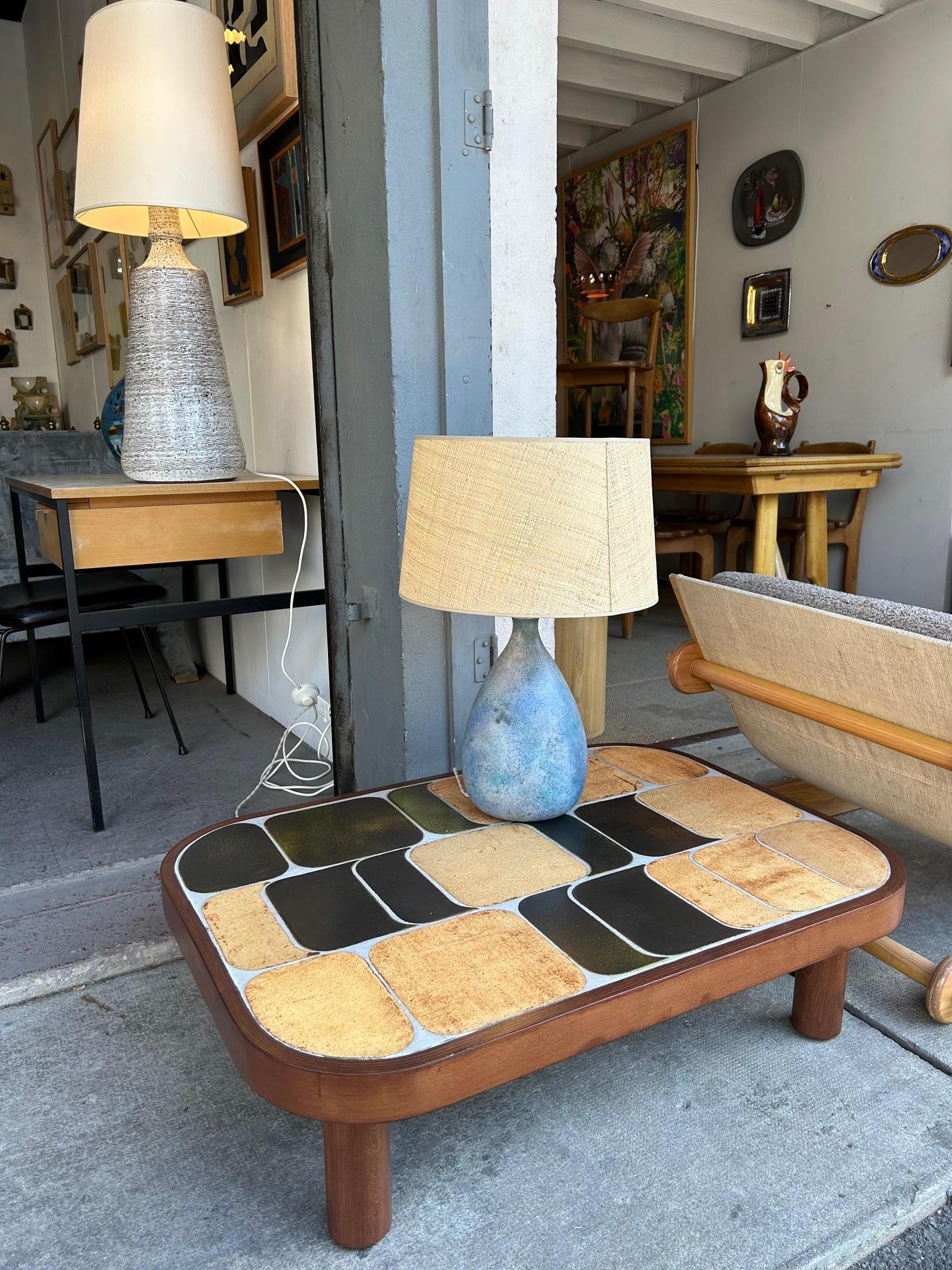Petite table basse Shogun de Roger Capron
Plateau en céramique et pieds en bois - rare avec ce matériau
1960's