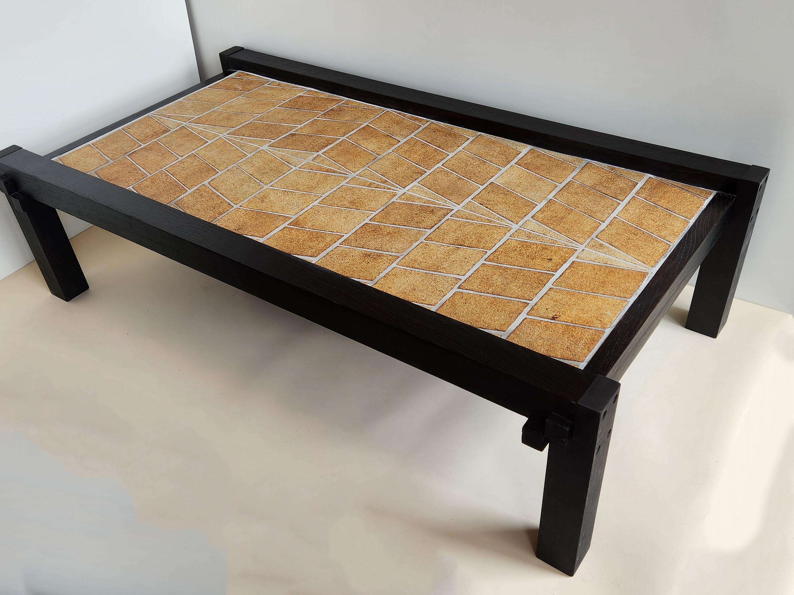 Roger Capron - Mesa baja de cerámica, baldosas de terracota con marco de madera hundido Moderno de mediados de siglo en venta