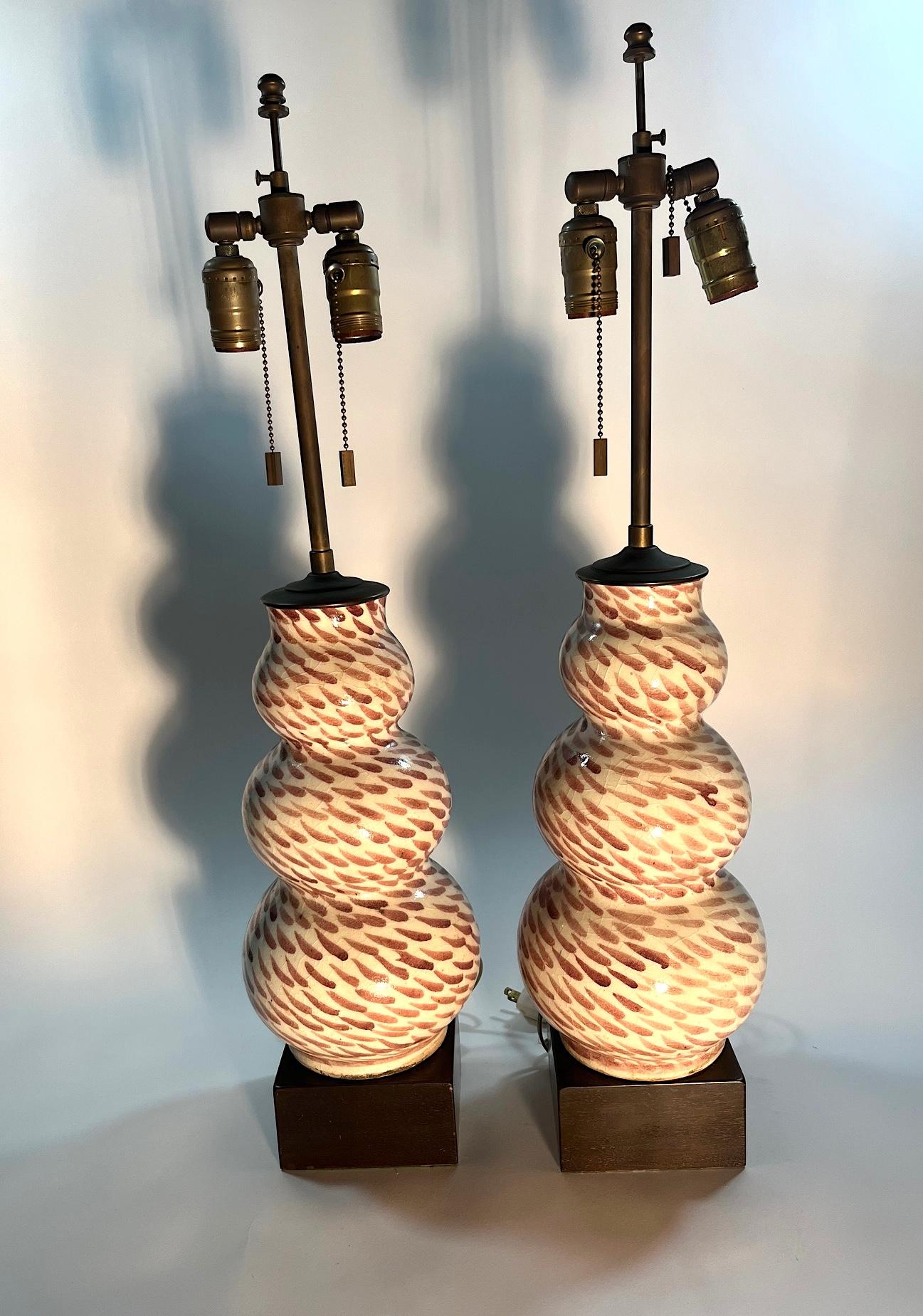 Pareja de lámparas de cerámica decoradas Seleccionadas por Karl Springer
Típico herraje ajustable para lámparas Karl Springer