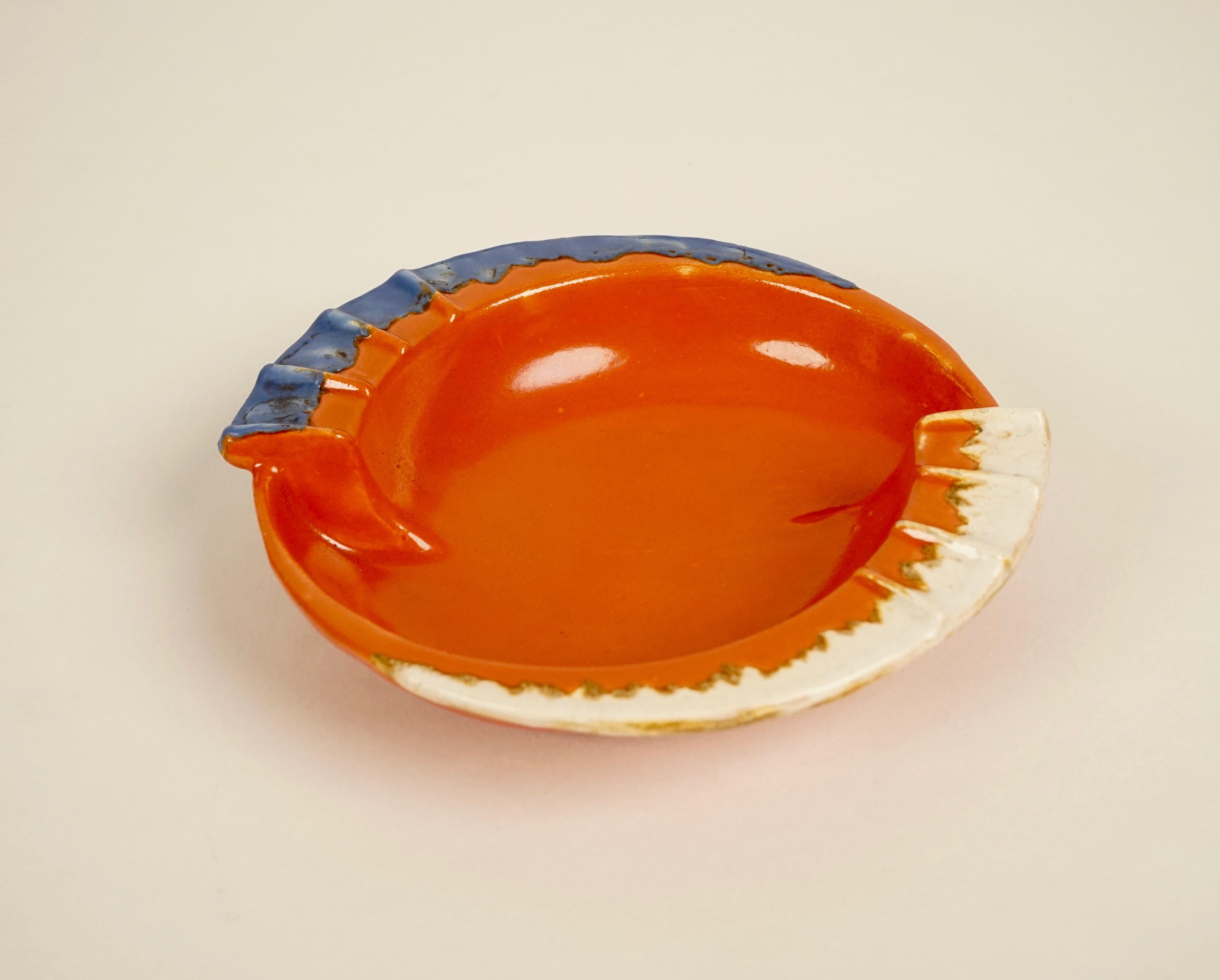 Ceramic pipe-ashtray, glazed in coral, blue and off white. Manufactured in 1930s in Czechoslovakia.
In a very good condition.