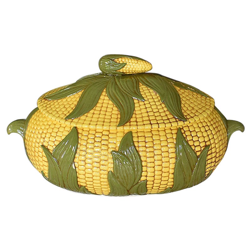 Zuppiera in ceramica a motivo di mais con coperchio in verde e giallo, firmata 1972