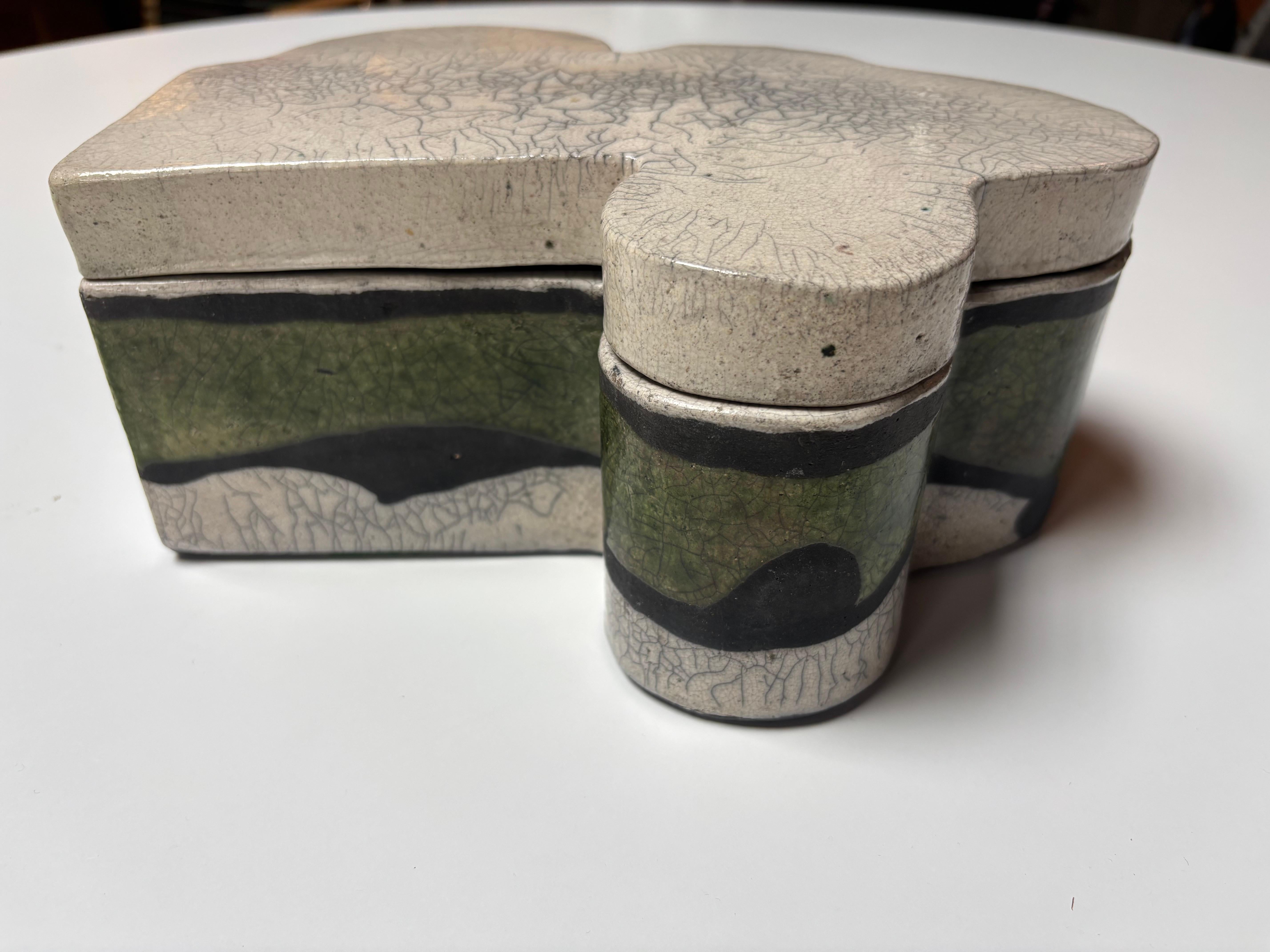 Trudi Battershall Keramische Dose.  Steingut mit Craquelé-Glasur.  In sehr gutem Zustand, signiert nach unten.  Der Künstler hat eine Reihe von Kästen geschaffen, die das gleiche Aussehen wie dieser haben, manchmal Kästen, die zusammenpassen, oder