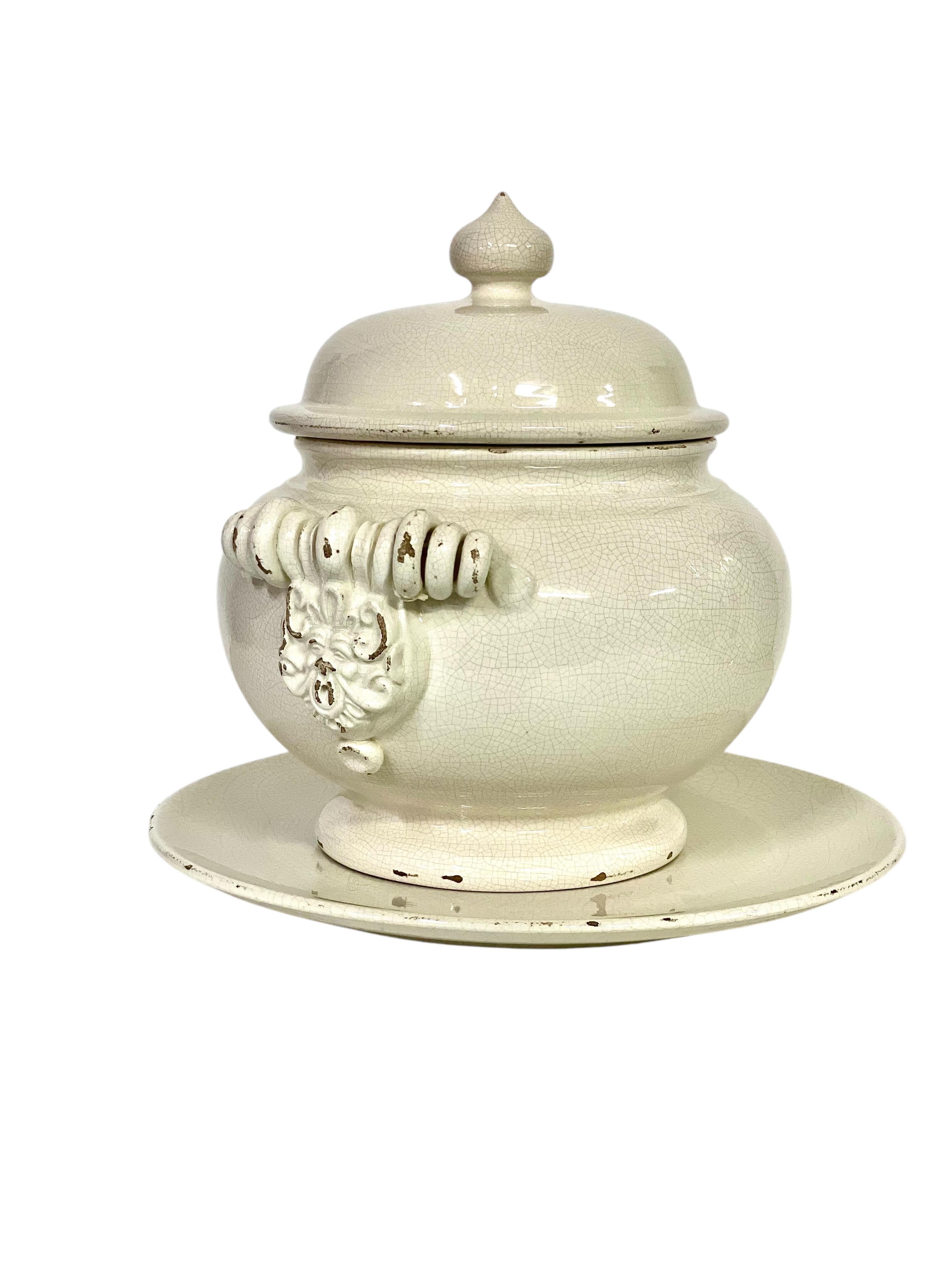 Français Soupière avec couvercle et assiette en céramique craquelée, 19ème siècle en vente