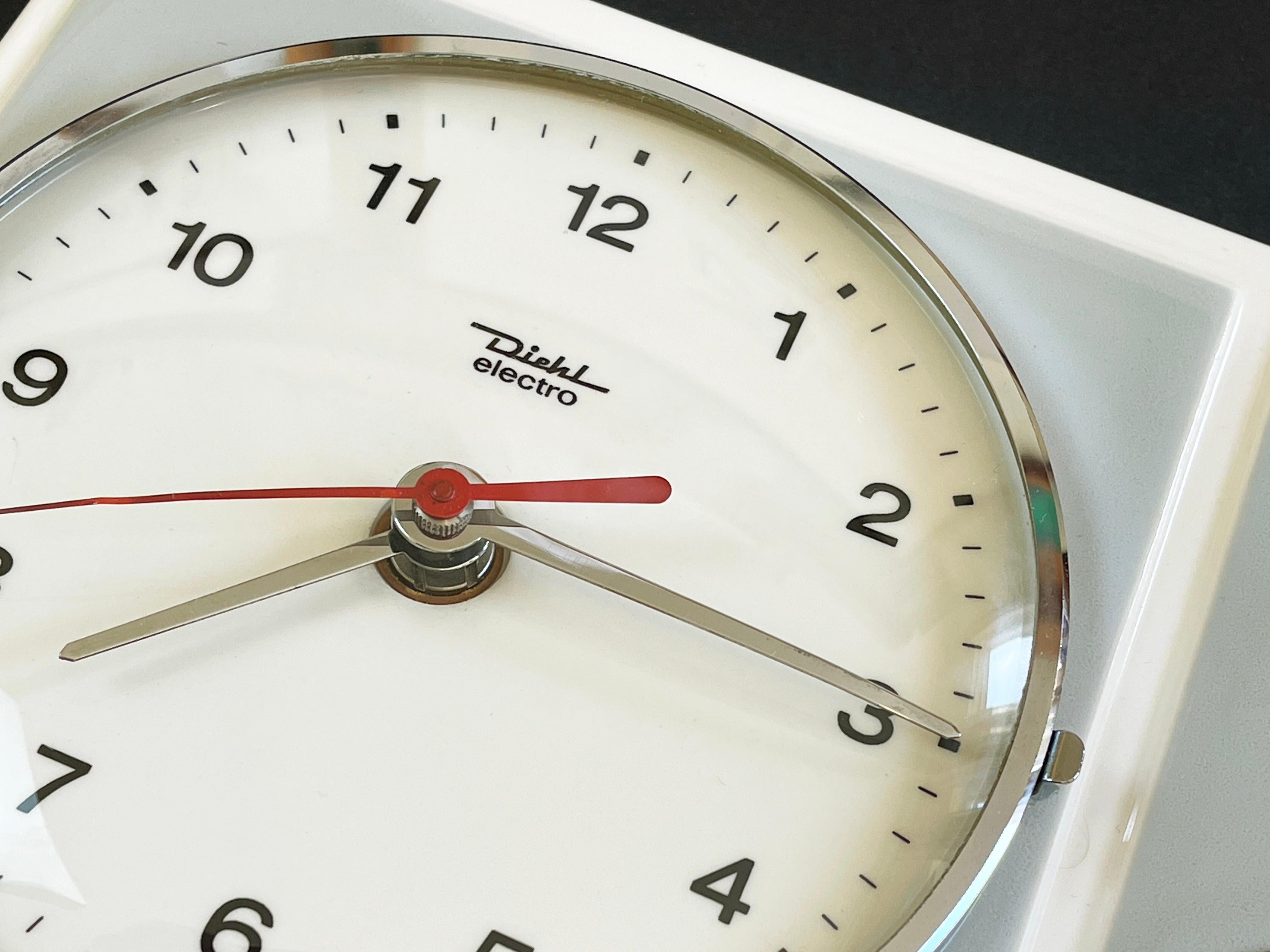 Wunderschöne Küchenuhr aus Keramik von Diehl Elektro, Uhrwerk von Junghans, beides Deutschland.
Wunderschönes Design mit deutlicher Bauhaus-Atmosphäre.
Original aus den 1950er bis frühen 1960er Jahren.
Die Keramik ist beige/naturweiß mit hellgrauen,