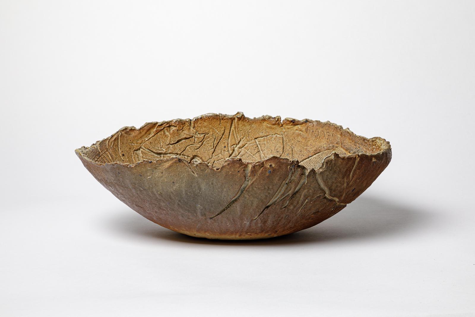 Taza de cerámica de Joelle Deroubaix. 
Firma del artista bajo la base. Circa 1975.
H : 5,3 x 17,1 x 11,8 pulgadas.
