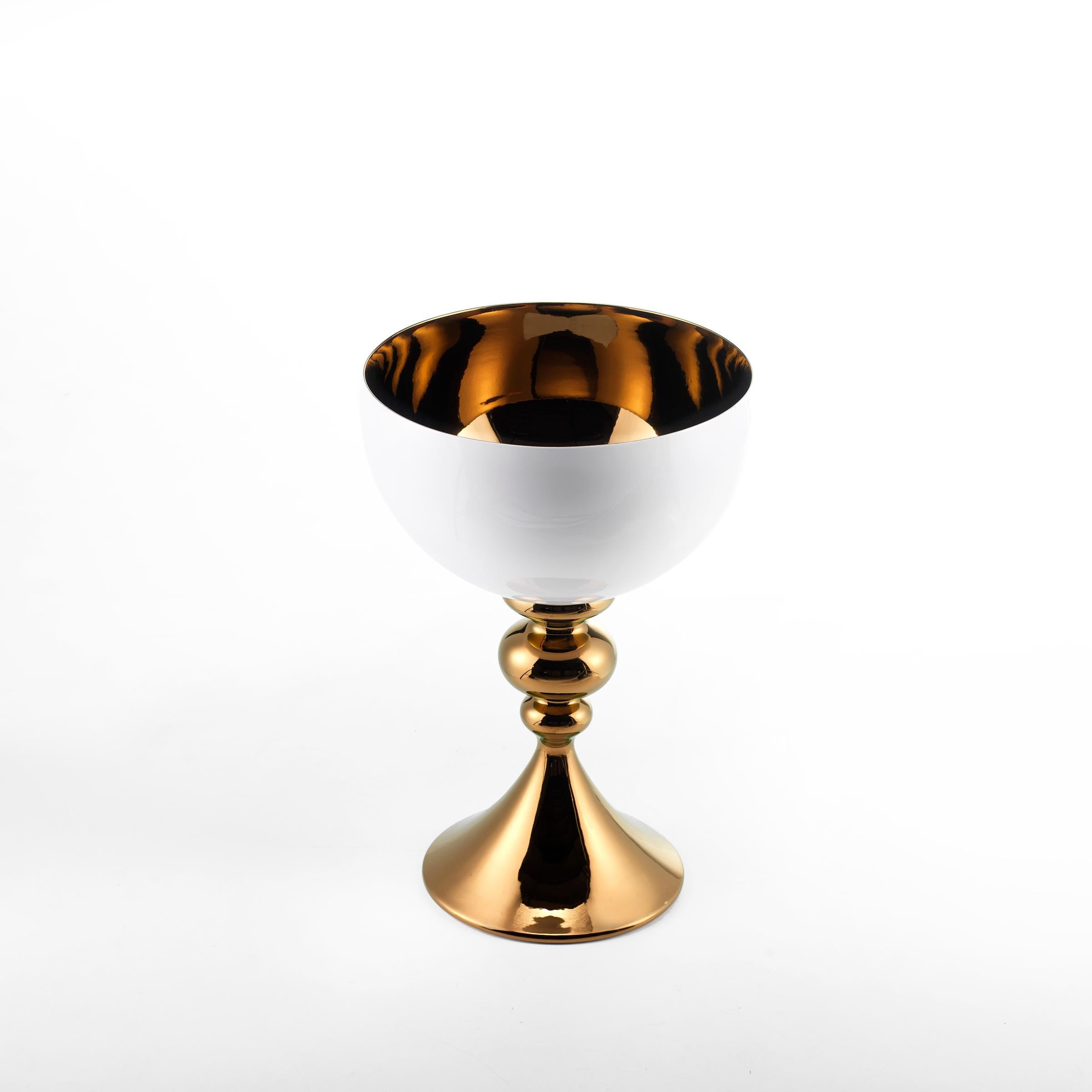 Coupe en céramique GRAAL base et intérieur fabriqués à la main en bronze et extérieur émaillé blanc
morue. CP020

mesures : 
H. 80,0 cm.
Dm. 55.0 cm.