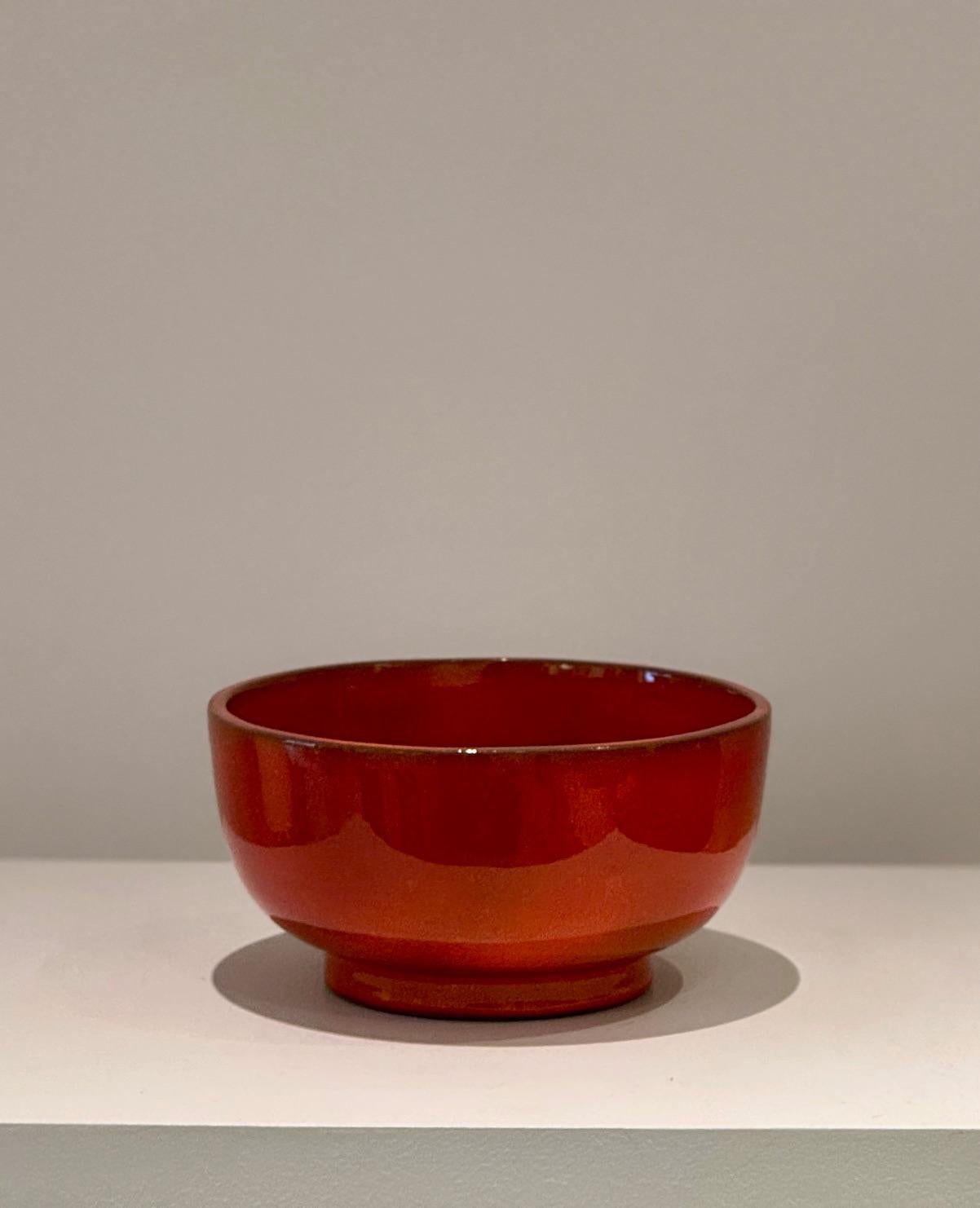 Taza o vide-poches naranja brillante de Jacques and Dani Ruelland, década de 1960.
Firmado al dorso
Medidas: Diámetro 20 cm.
Buen estado
Bibliografía : Les Ruelland Céramistes / JJ Wattel