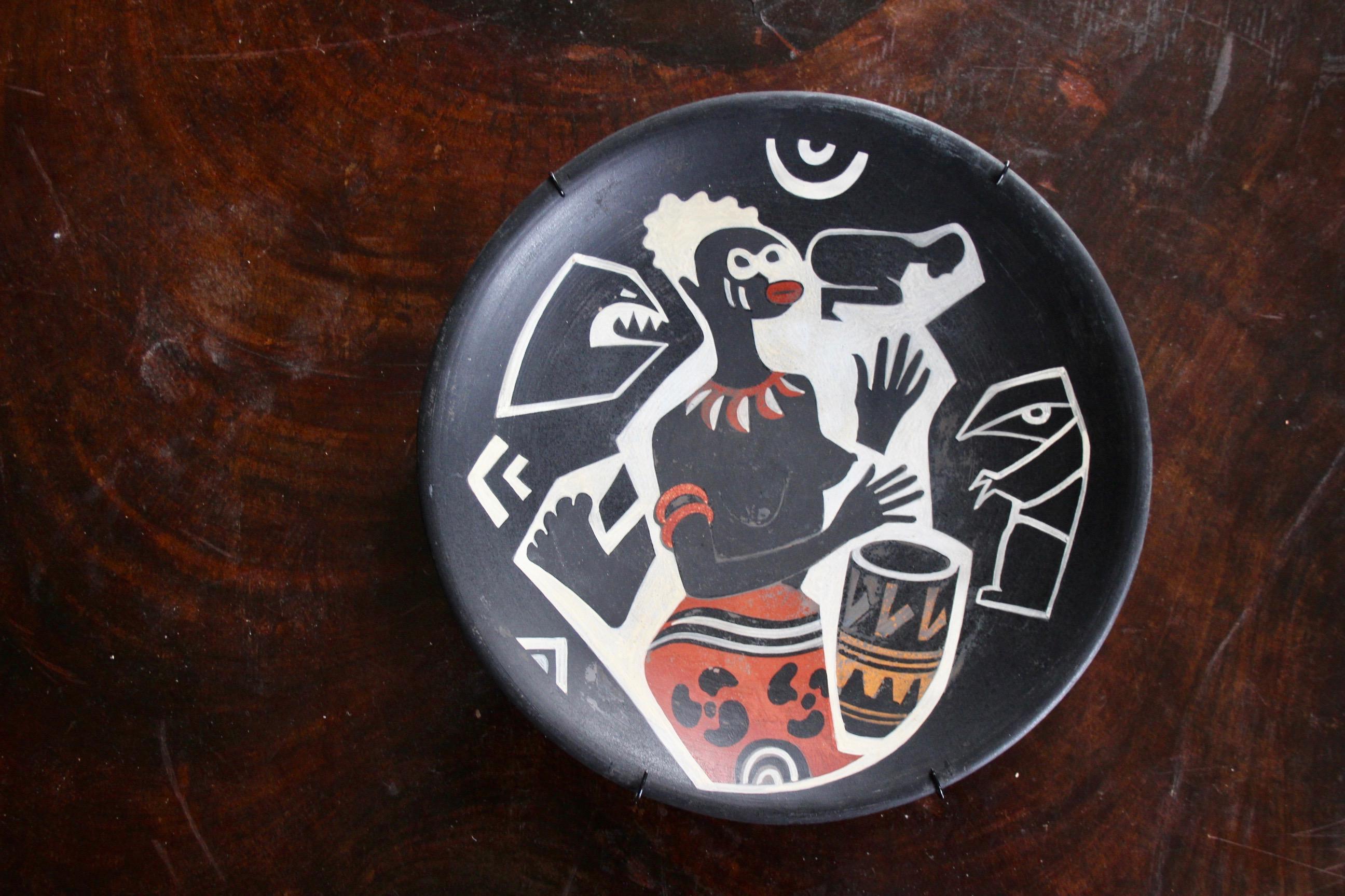 Ceramic decorative bowl with Africain women play tambour