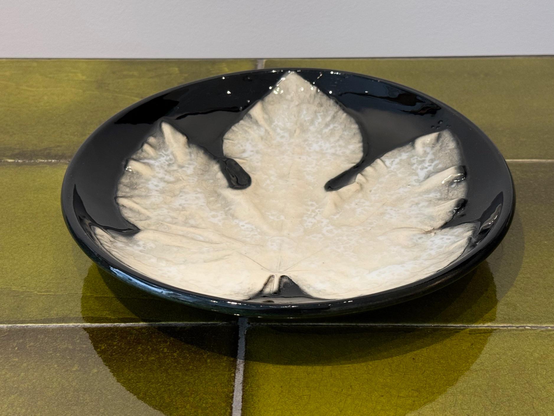 Metà XX secolo Piatto decorativo in ceramica o Vide Poche 