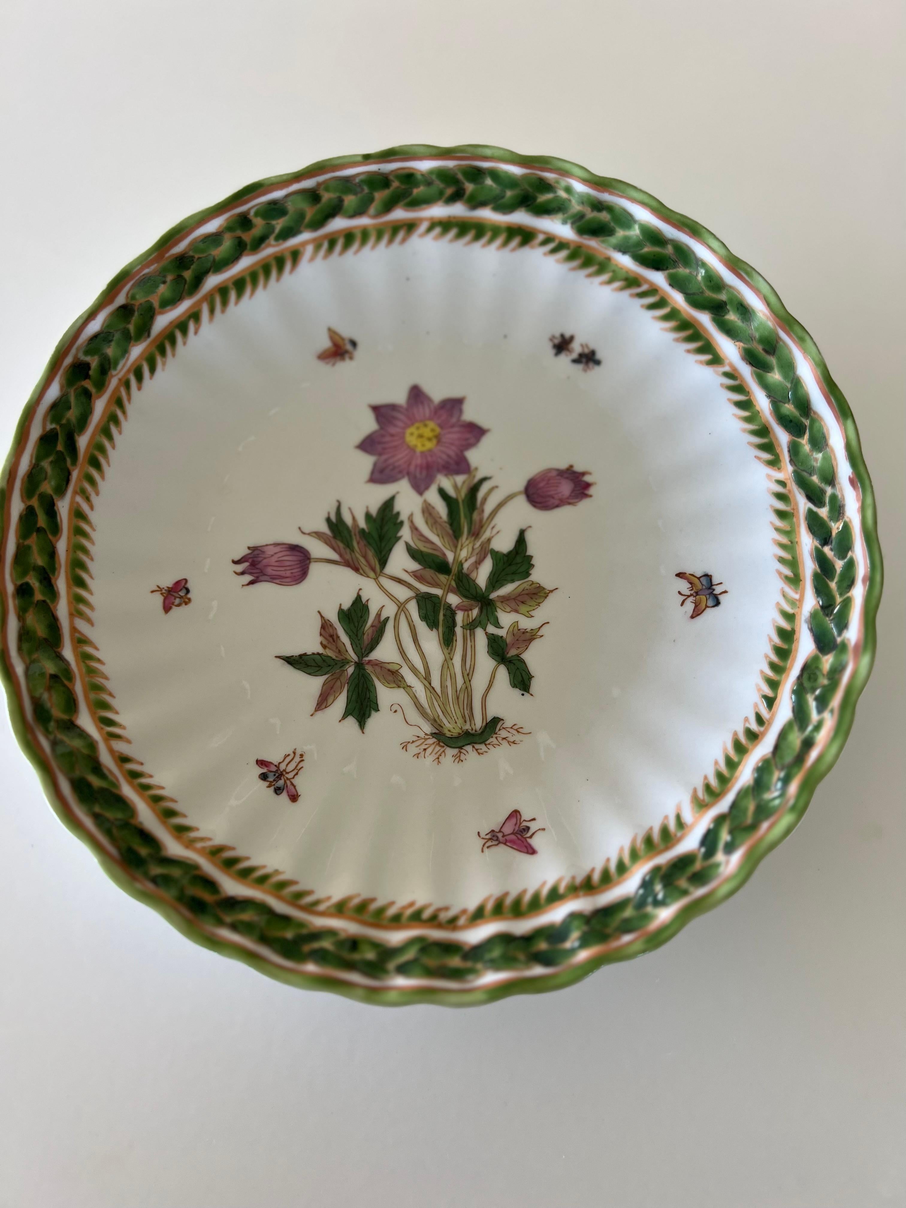 Ceramic Decorative Flower and Vegetation Chinese Plate Signed WL, 1896 For Sale 3