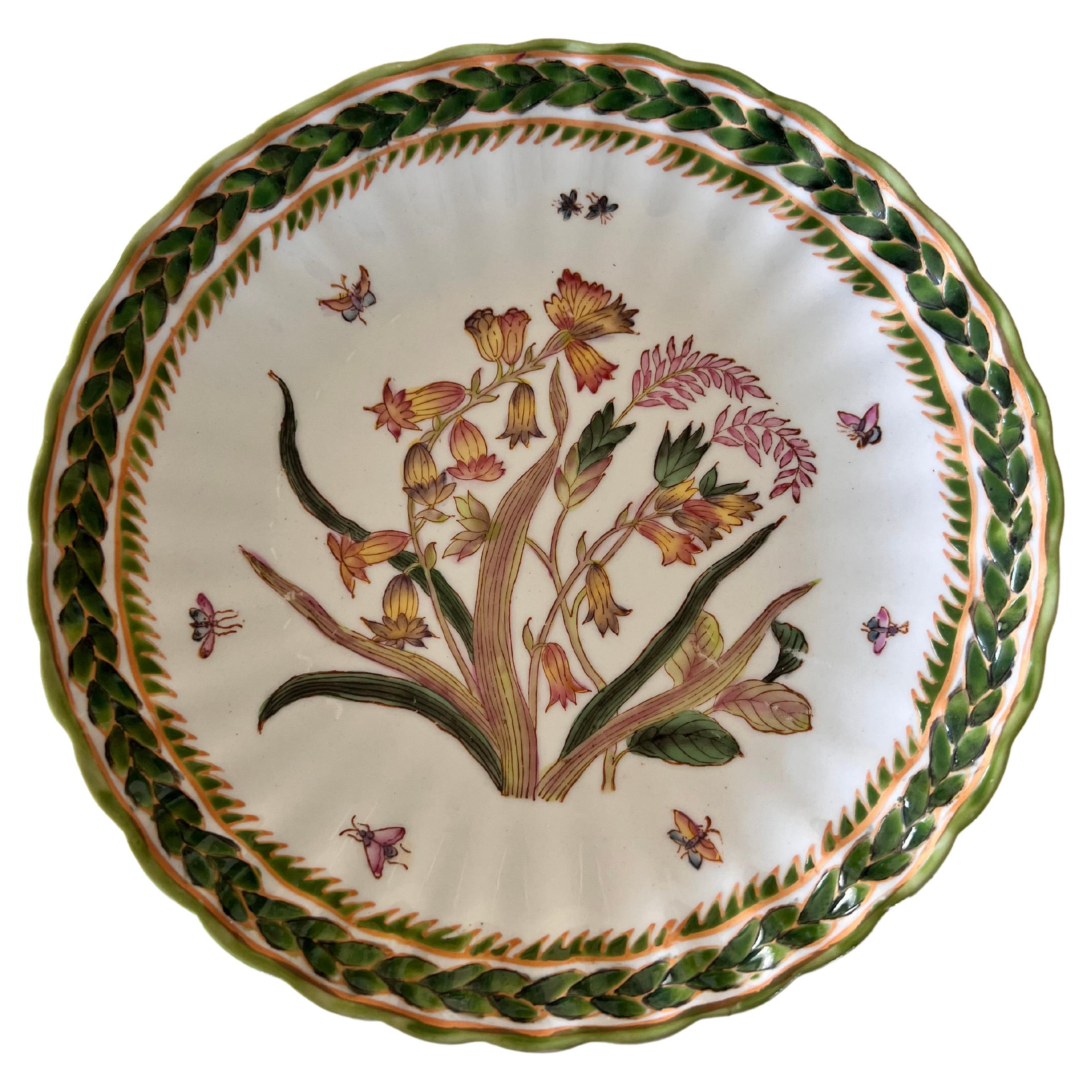 Plato chino decorativo de cerámica con flores y vegetación firmado WL, 1896 en venta