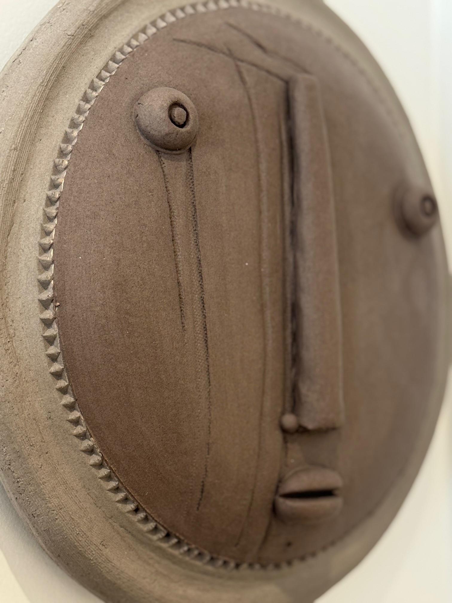 Dekorative Keramik-Maske, signiert von Dalo (21. Jahrhundert und zeitgenössisch) im Angebot