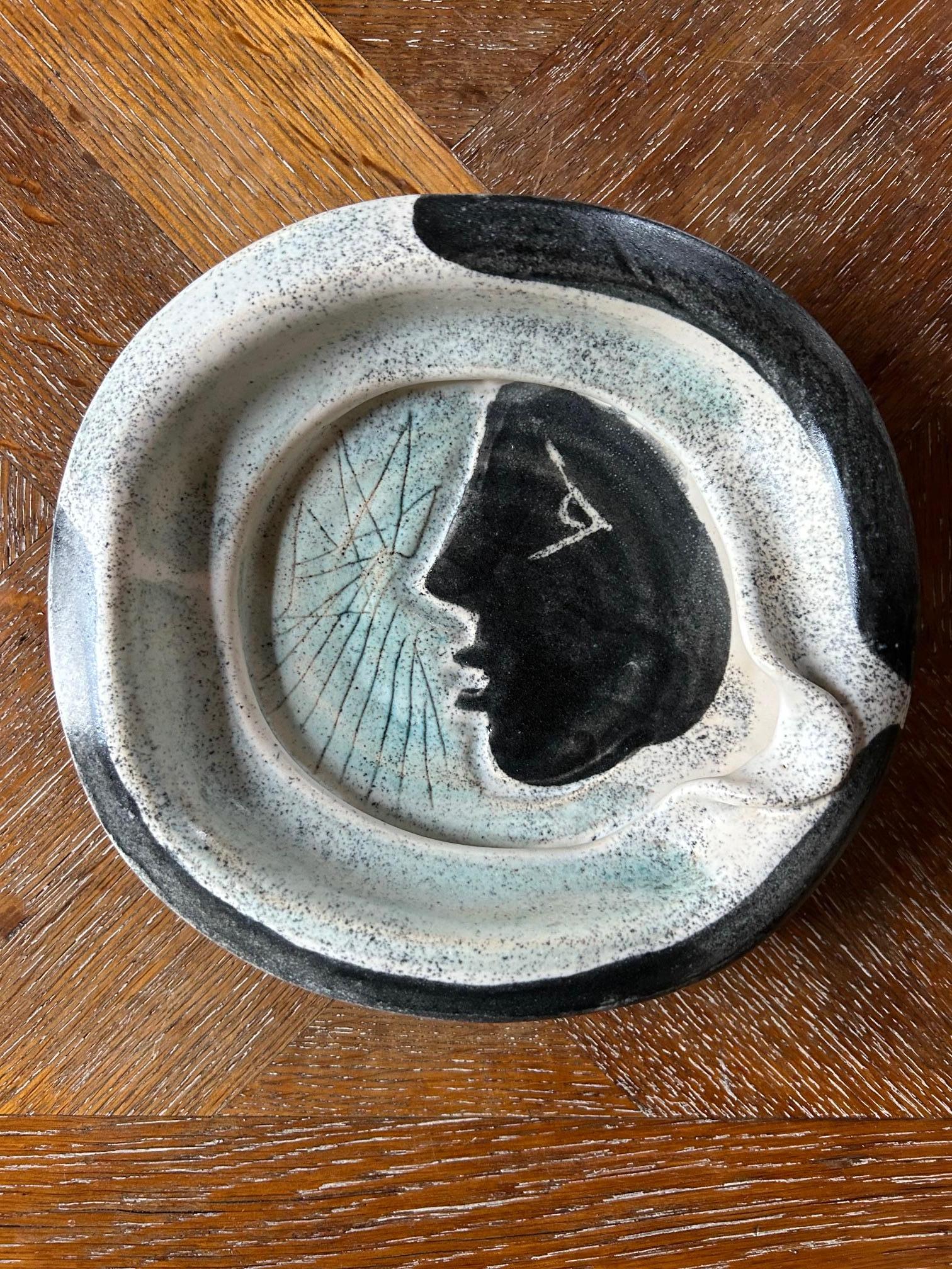 Ceramic decorative Vide-Poche by Mado Jolain, France, Circa 1960's In Good Condition For Sale In Paris, FR