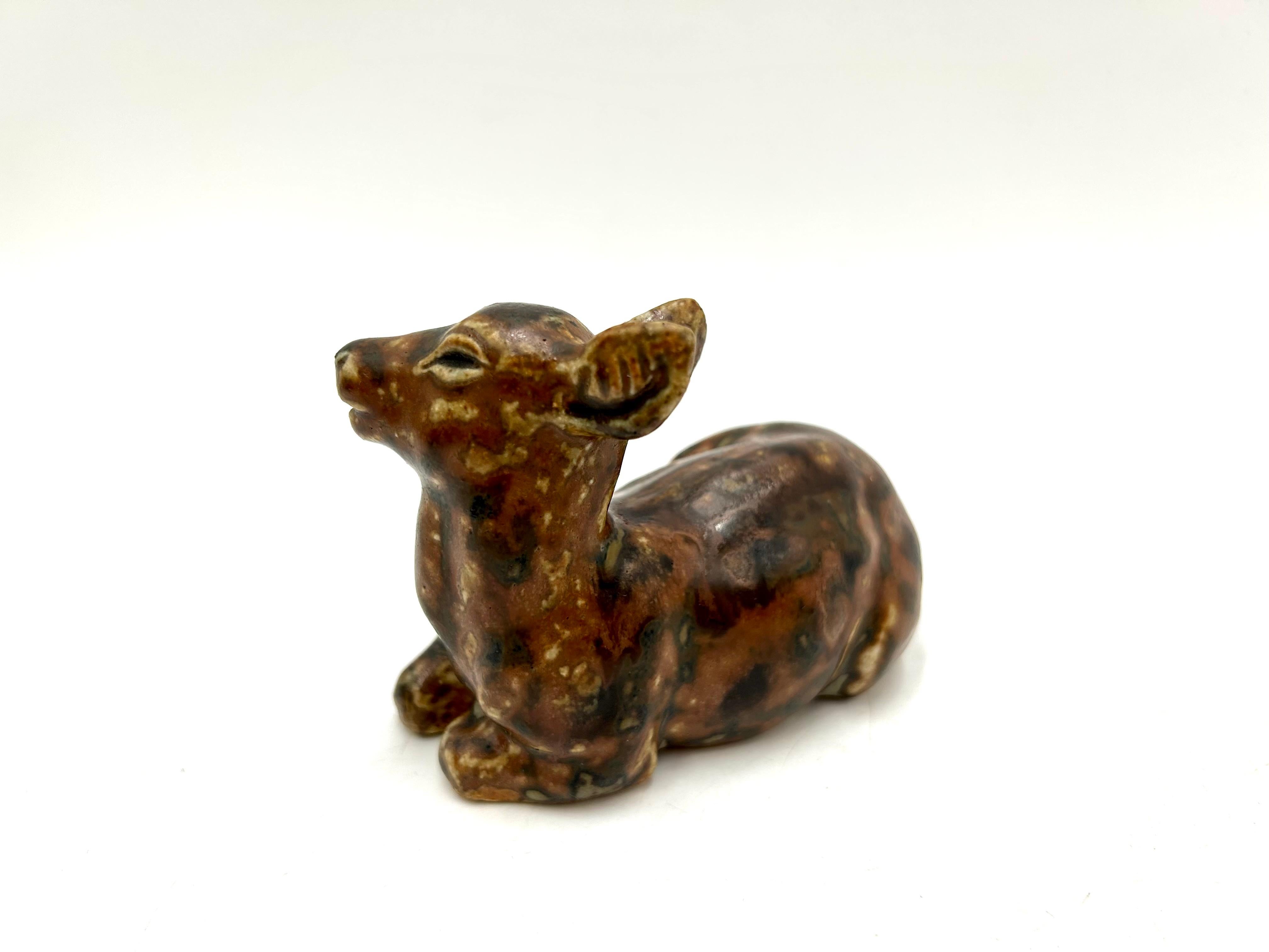 Estatuilla de cerámica de ciervo, diseño de Knud Kyhn, Royal Copenhagen, Dinamarca, 1950/60 Escandinavo moderno en venta