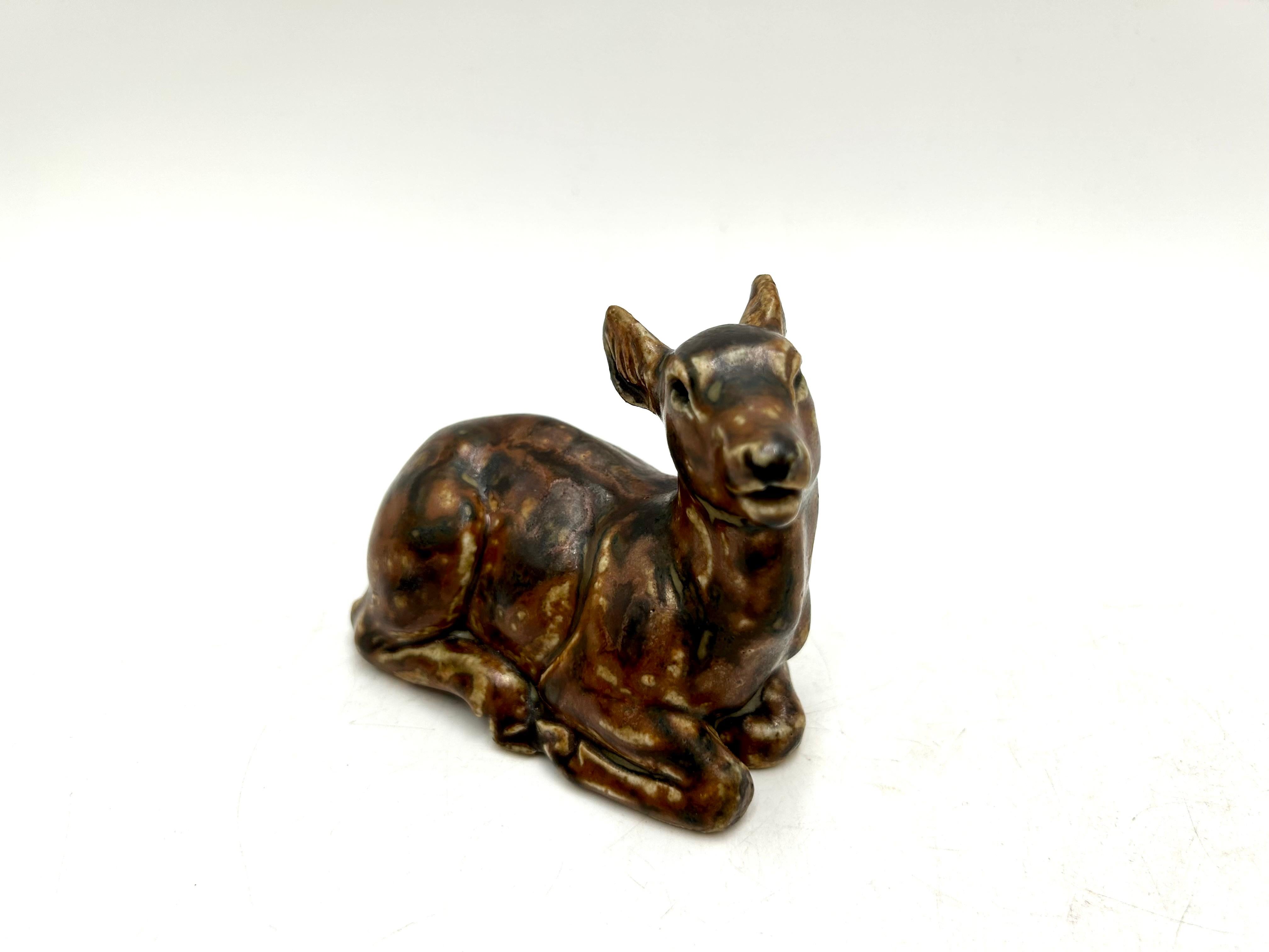 Milieu du XXe siècle Figurine de cerf en céramique, conçue par Knud Kyhn, Royal Copenhagen, Danemark, 1950/60 en vente