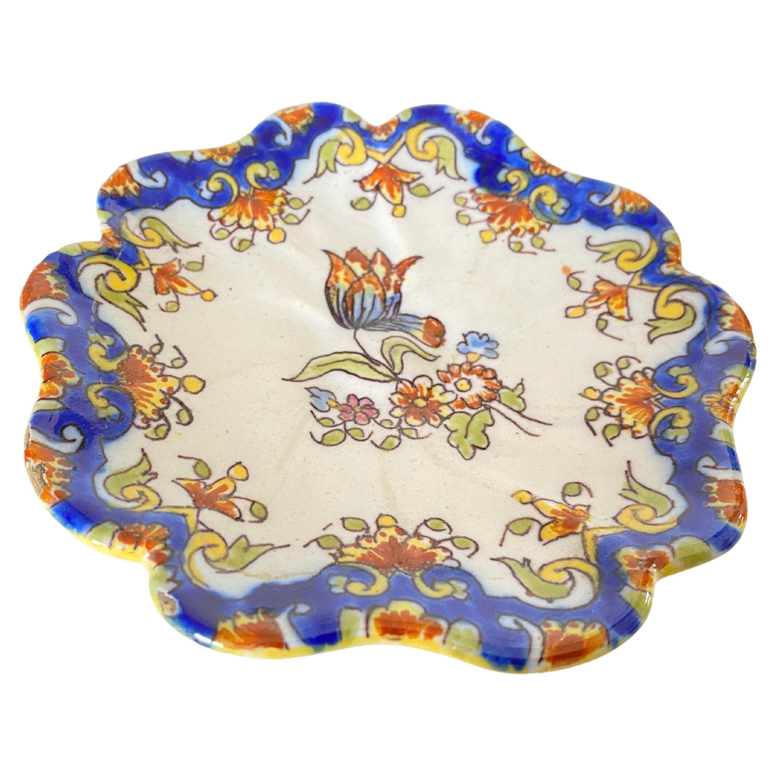Keramische Schale  Aschenbecher oder Tafelaufsatz aus Keramik mit Malicorne aus dem 19. Jahrhundert