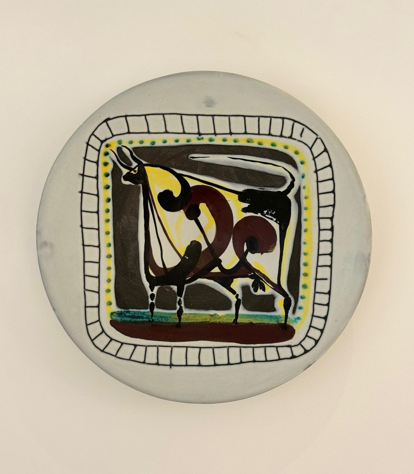Roger Capron (1922-2006)
Roger Capron studied at Art appliqués of Paris from 1938 to 1943 before teaching drawing in the same establishment from 1945. In 1946, he settled in Vallauris where he created a ceramic workshop.
Large dish, faience tin