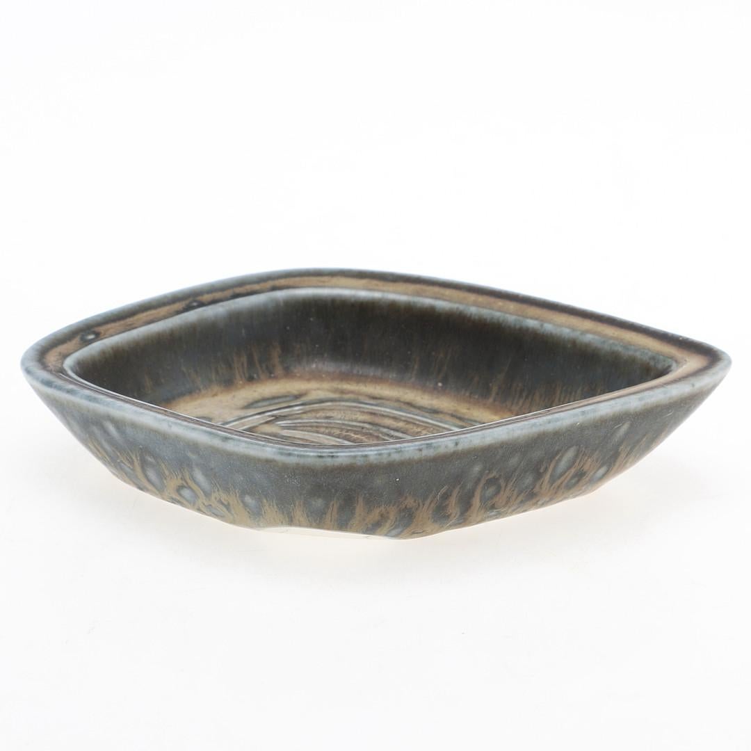 Plat/attelage en céramique de Gunnar Nylund. Modèle ASZ pour Rörstrand. Suède, vers les années 1960.