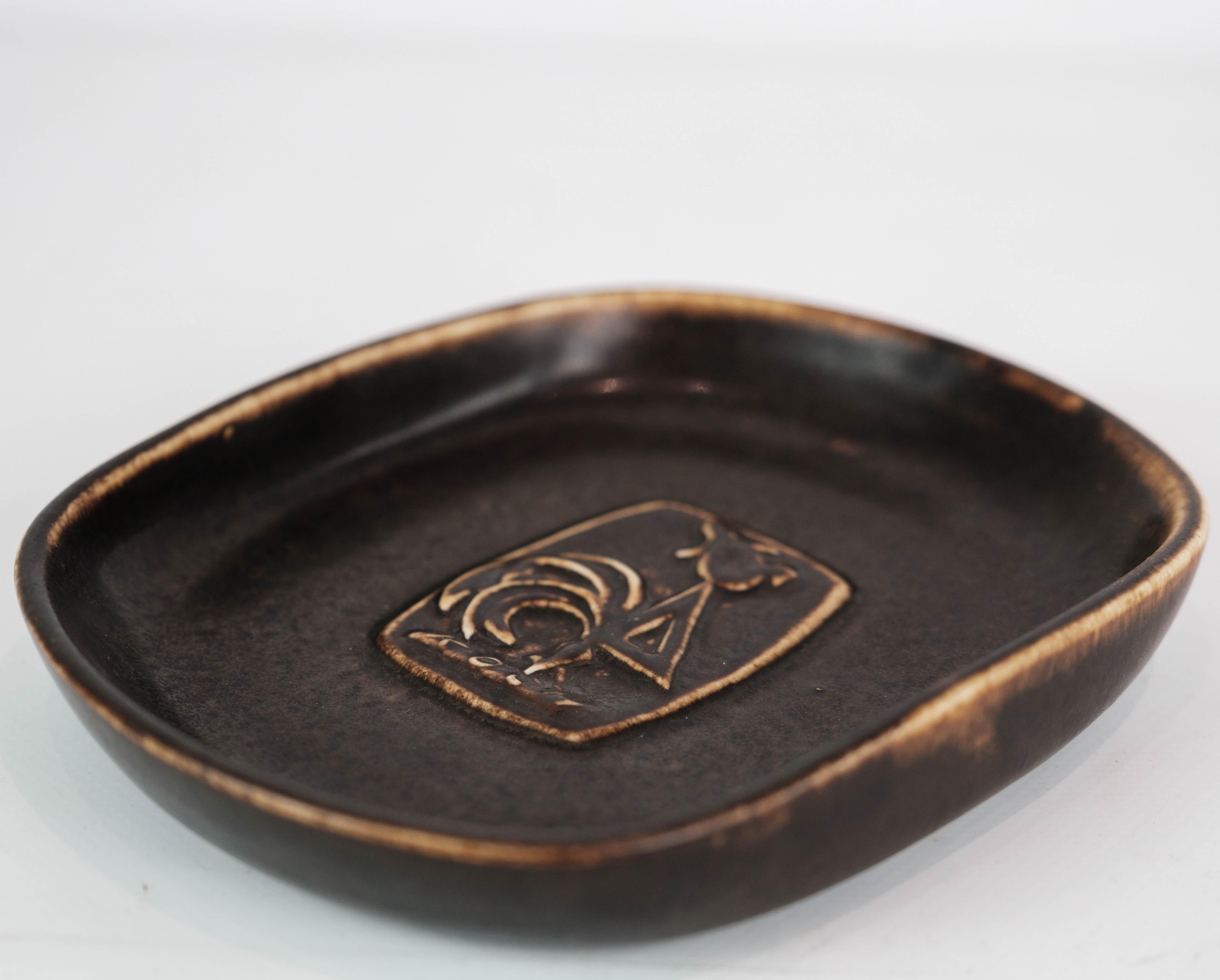 Ceramic dish in brown colors by the artist Eva Stæhr-Nielsen for Saxbo. The dish is in great vintage condition.