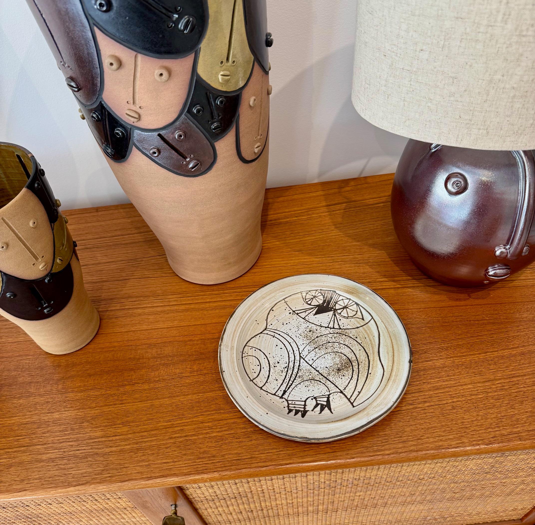 Jacques Pouchain (1927-2015) peintre et céramiste français.
Plat avec un hibou stylisé  1960's.
Signé 