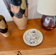 Piatto in ceramica con decorazione di gufi firmato da Jacques Pouchain Atelier A Dieulefit 1960