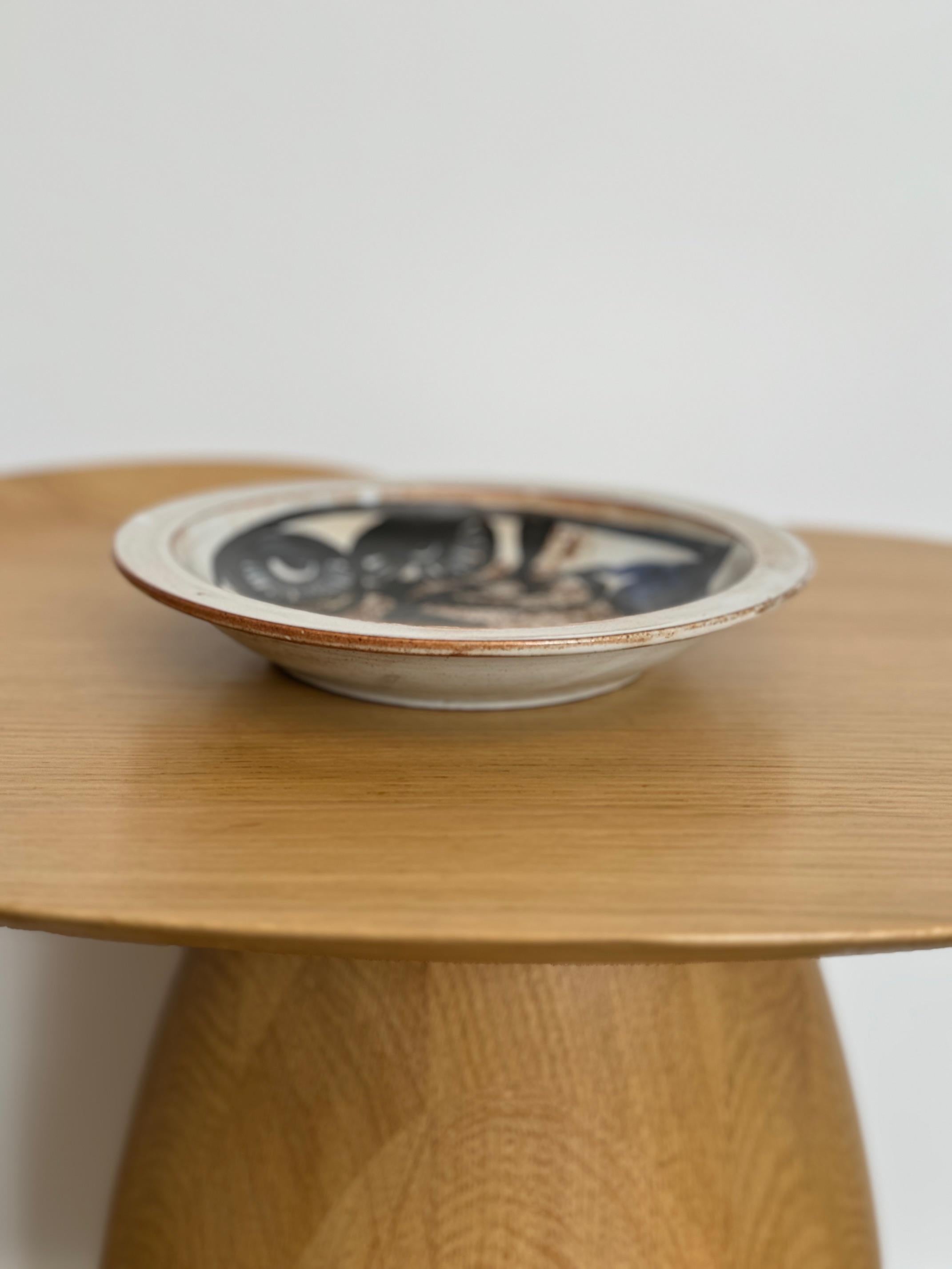 Ceramic Dish with owl decor signed by Jacques Pouchain Atelier Dieulefit 1960's In Good Condition For Sale In Paris, FR