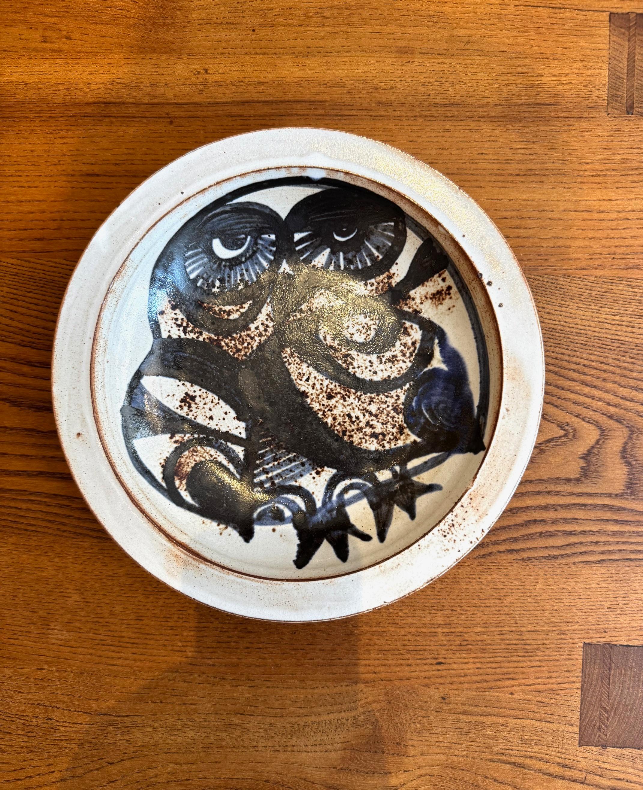 Plat en céramique décoré de hiboux signé par Jacques Pouchain Atelier Dieulefit, années 1960 en vente 3