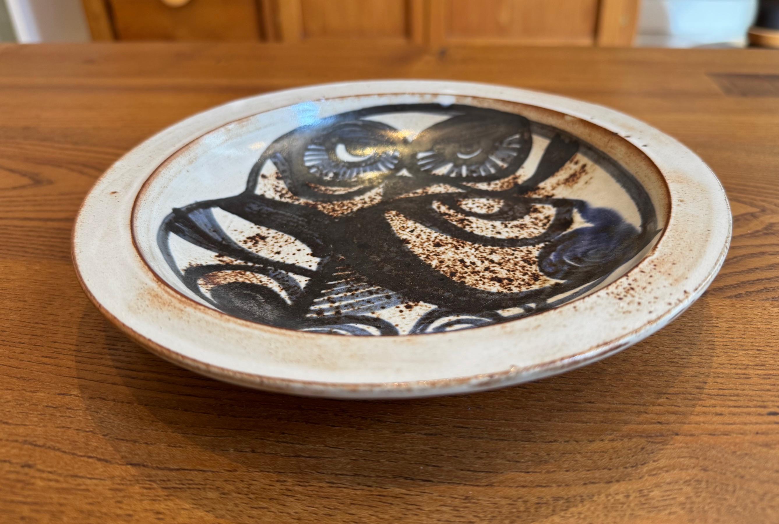 Plat en céramique décoré de hiboux signé par Jacques Pouchain Atelier Dieulefit, années 1960 en vente 4