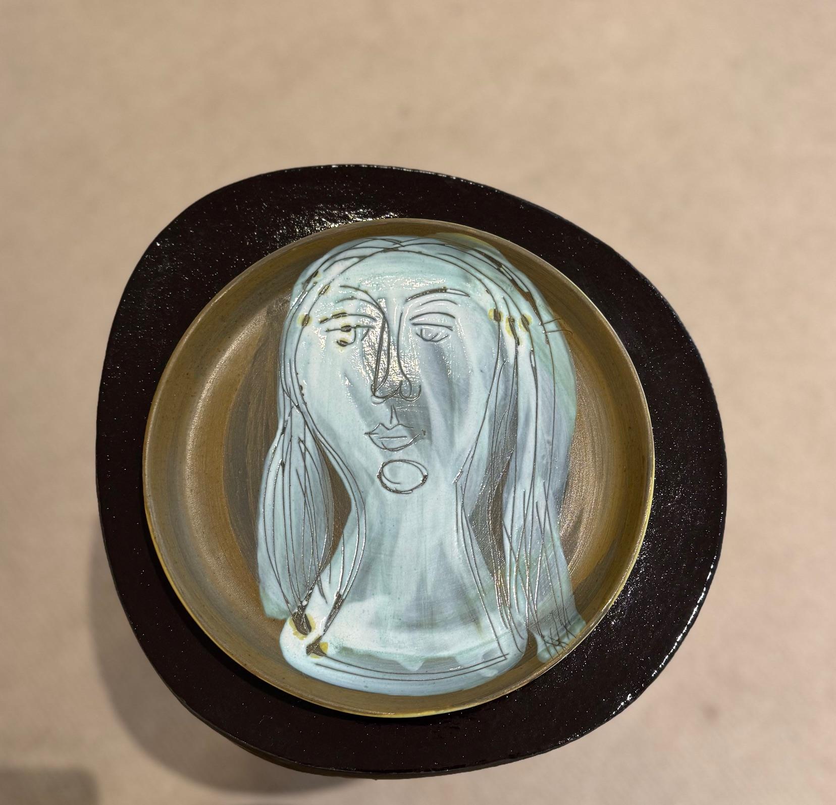 Plat en céramique avec visage de femme signé par Jacques Innocenti, années 1950 en vente 6