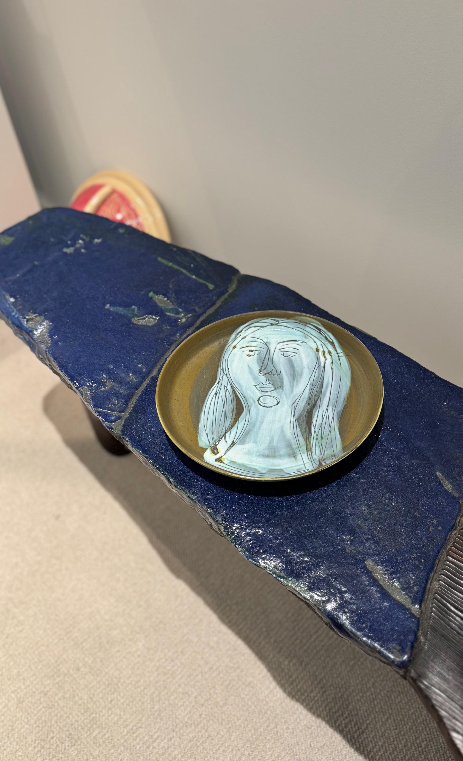 Plat en céramique avec visage de femme signé par Jacques Innocenti, années 1950 en vente 7