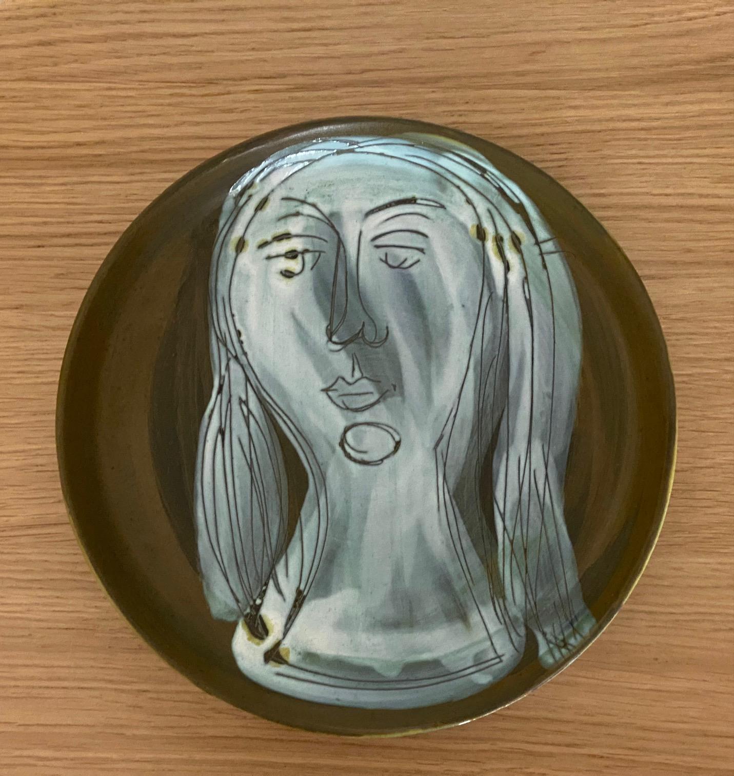 Jacques Innocenti (1926-1958) nació en París y se trasladó a Vallauris como ceramista en 1949.
Placa o vide poche con rostro de mujer , Firmado al dorso : Innocenti, Vallauris, hacia 1950.