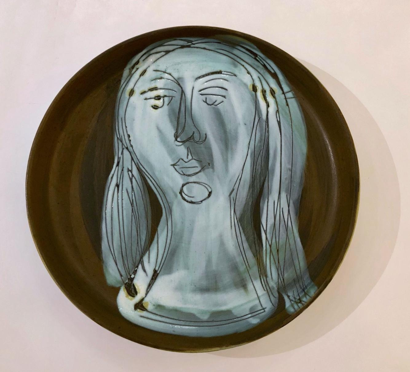 Plato de cerámica con rostro de mujer firmado por Jacques Innocenti, años 50 en Bueno estado para la venta en Paris, FR