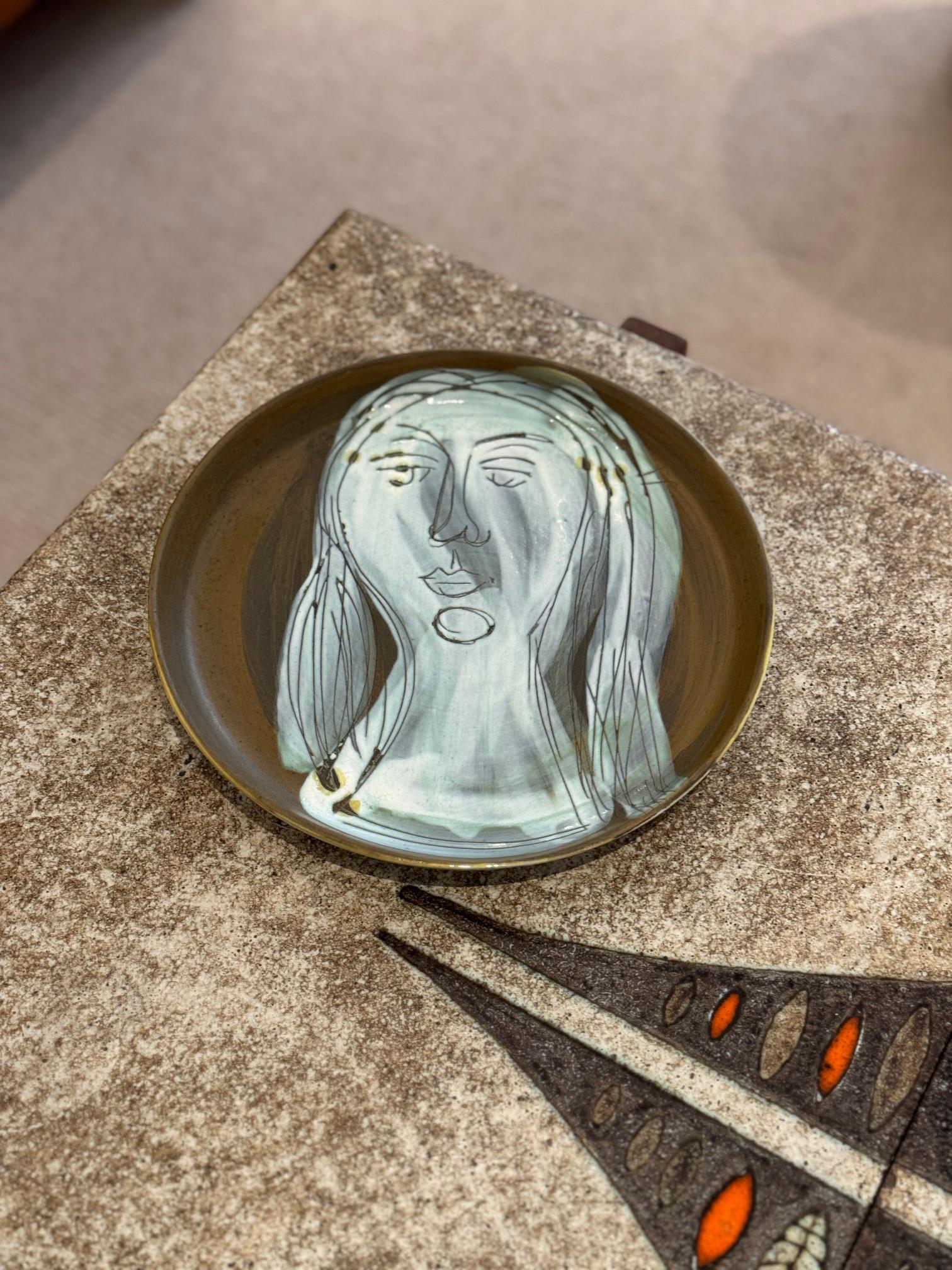 Plato de cerámica con rostro de mujer firmado por Jacques Innocenti, años 50 en venta 2