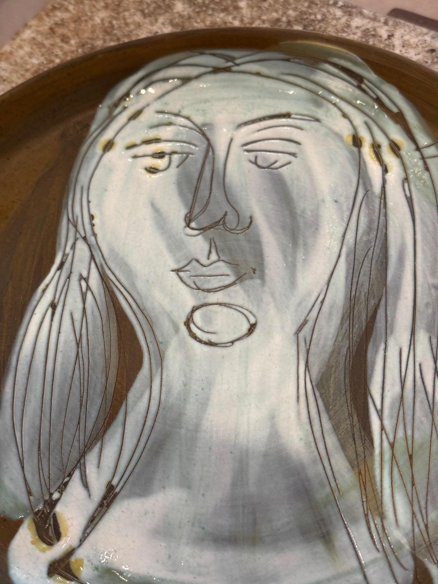 Plato de cerámica con rostro de mujer firmado por Jacques Innocenti, años 50 en venta 3