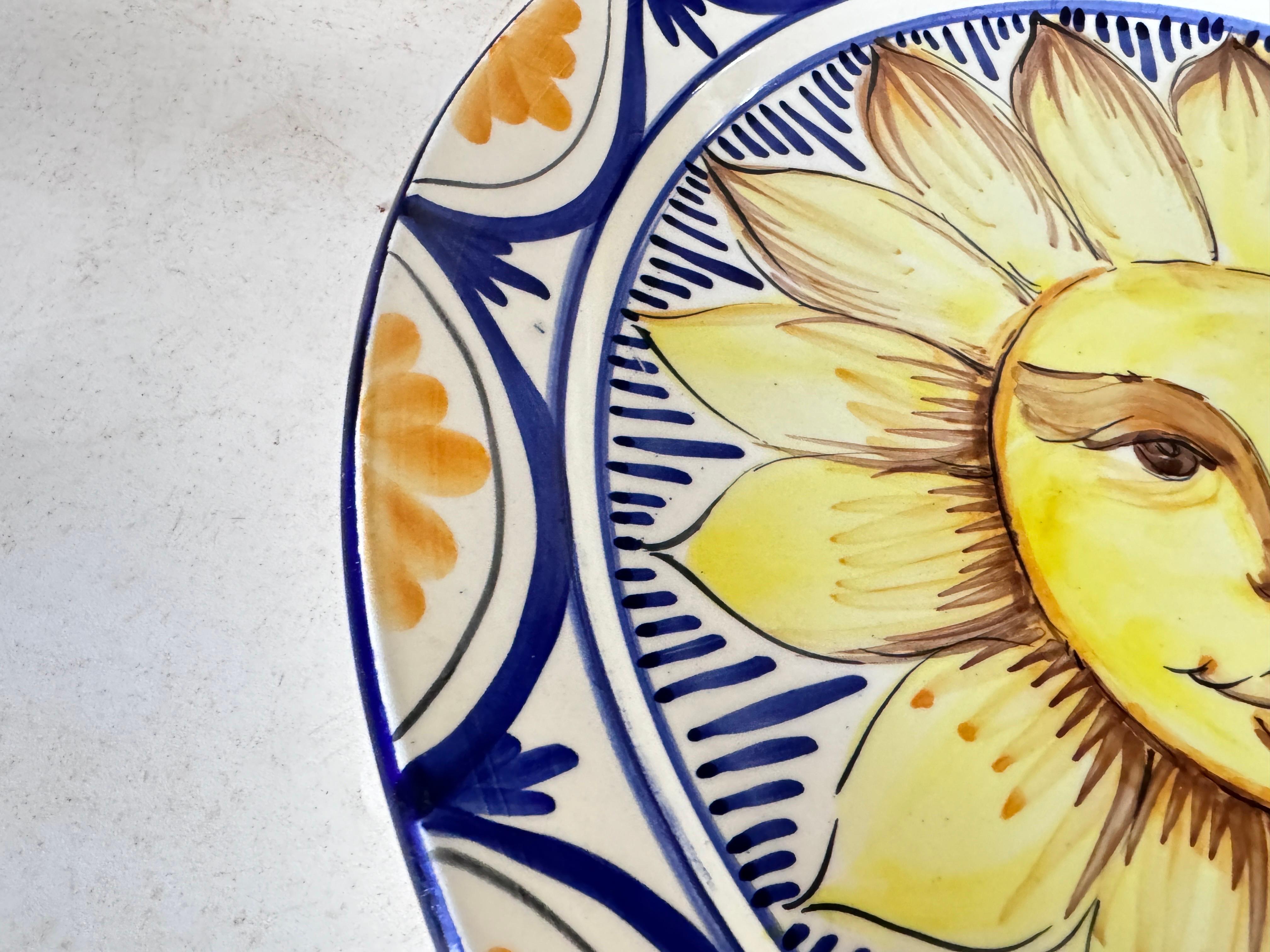 italien Plat en céramique jaune et bleu Italie 20e siècle représentant le soleil en vente