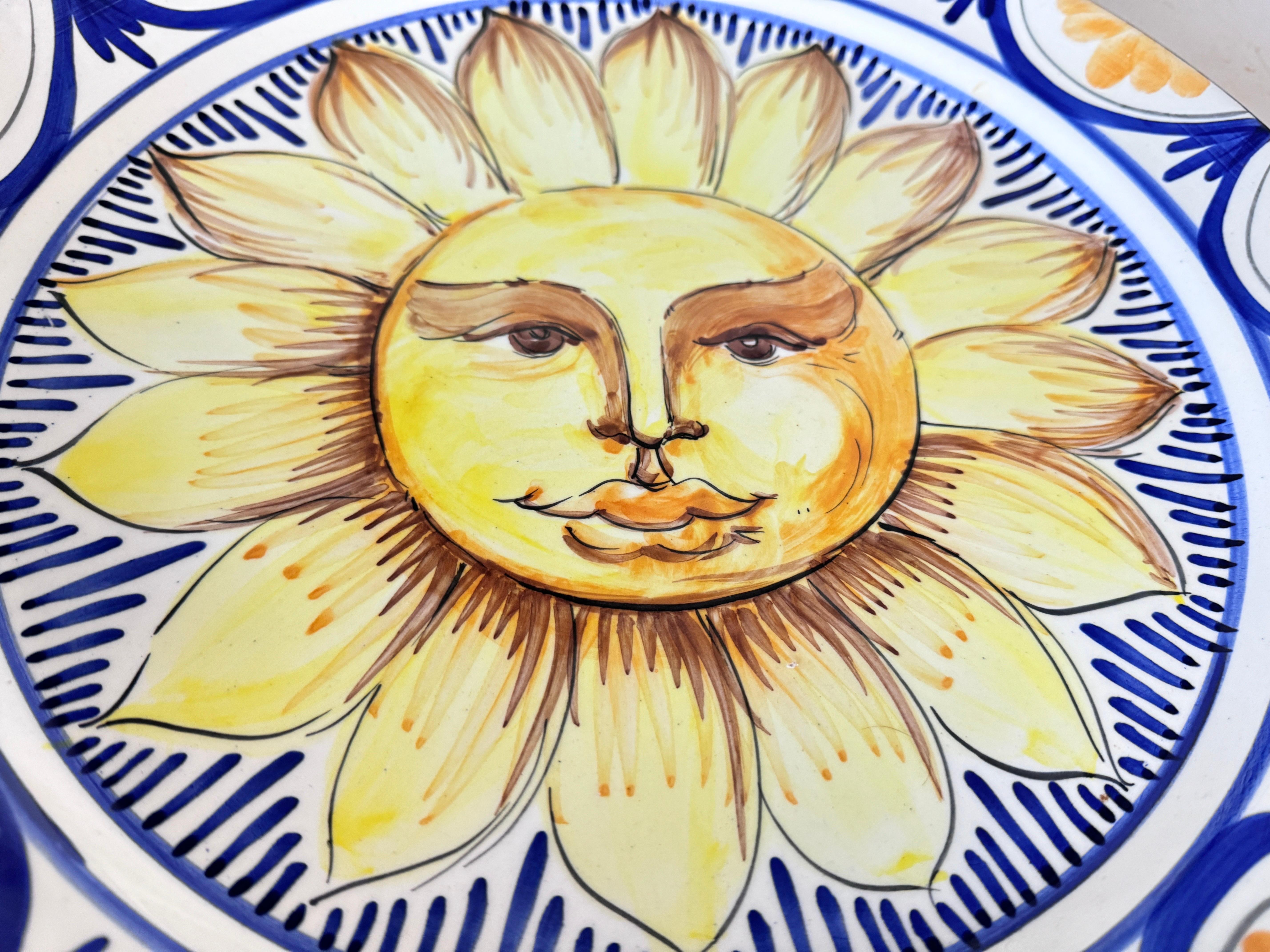 Céramique Plat en céramique jaune et bleu Italie 20e siècle représentant le soleil en vente