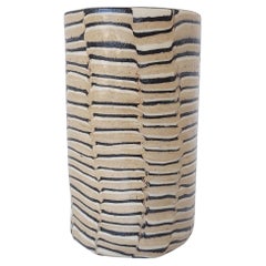 Tan Vase aus Keramik mit gedrechselten Streifen von Fizzy Ceramics