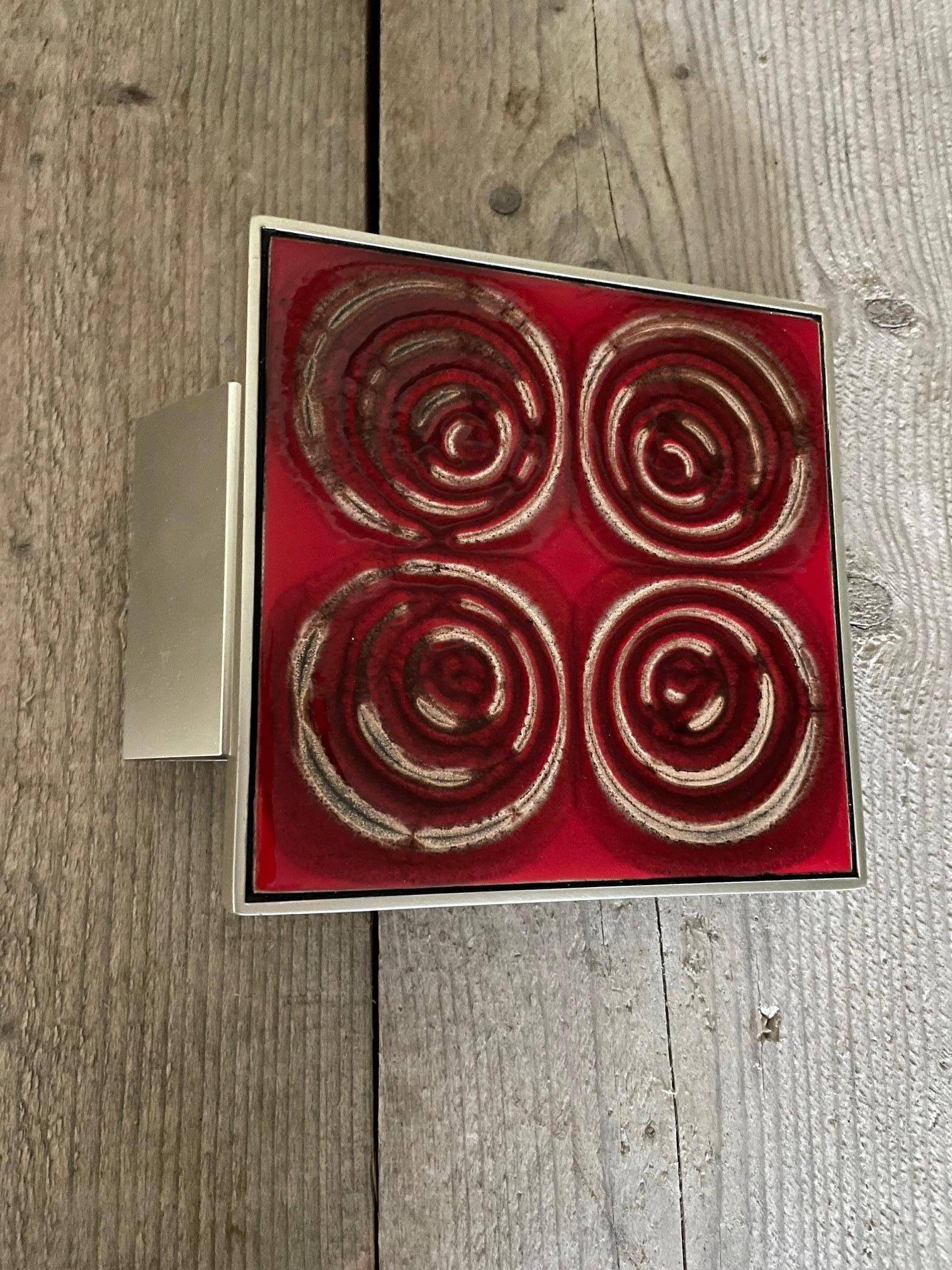Maniglia originale in ceramica rossa degli anni '70 in stile brutalista.