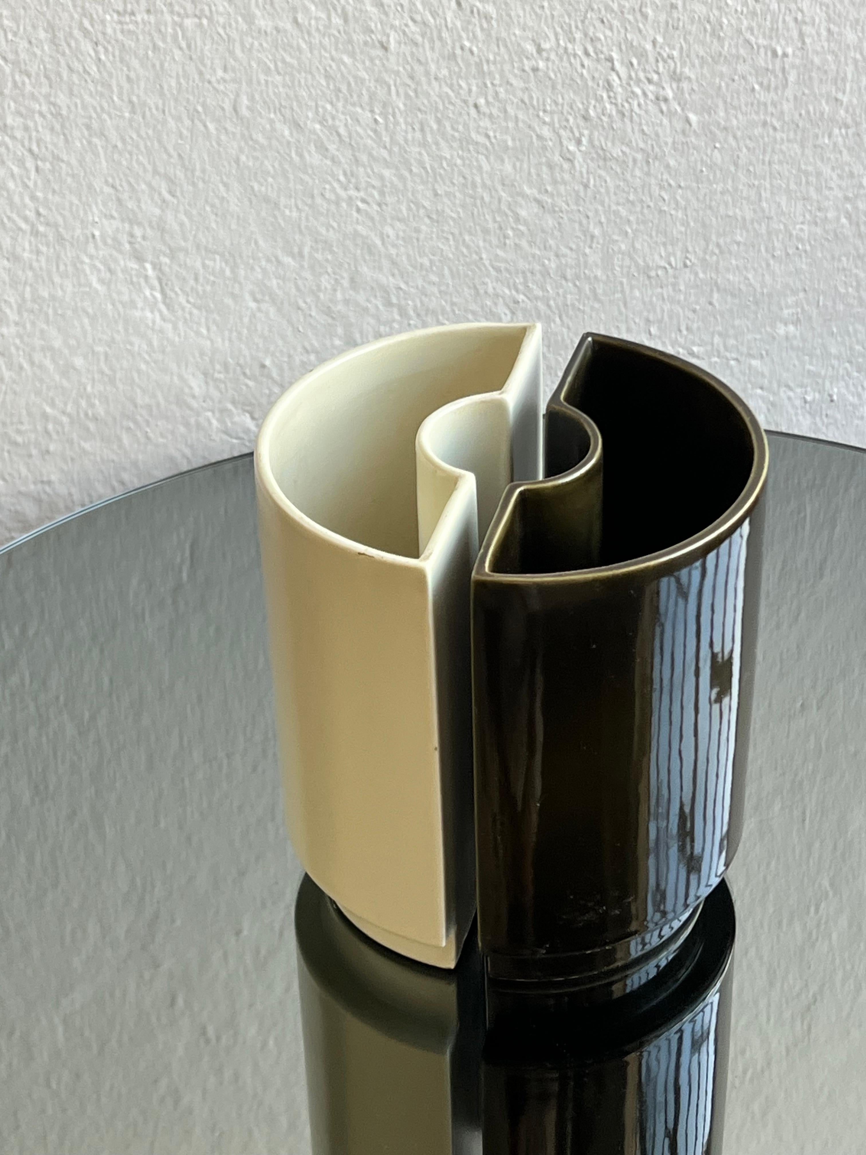 Vertikale Vase mit rundem Querschnitt aus wei�ß und dunkelgrün glasierter Keramik von Cansano Ceramiche, hergestellt in Italien, Turin.
Jede Vase ist handgefertigt und besteht aus einem kreisförmigen Abschnitt, der vertikal extrudiert wird. Die