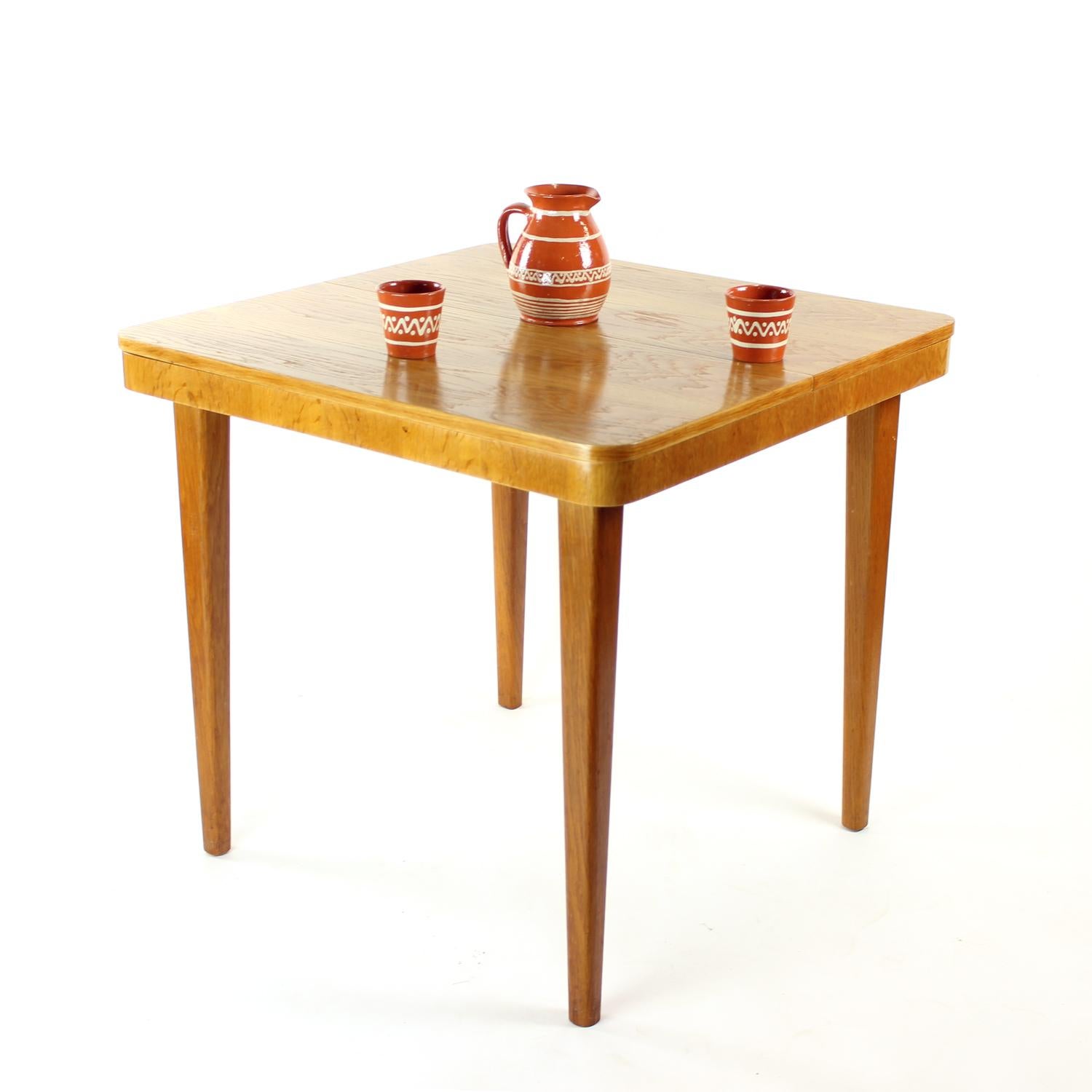 Bellissimo set contenente un vaso in ceramica con 6 bicchieri, anch'essi in ceramica. Il set è realizzato in ceramica di argilla smaltata di colore naturale con i dettagli bianchi realizzati con lo smalto. Rifinito con smalto trasparente per rendere