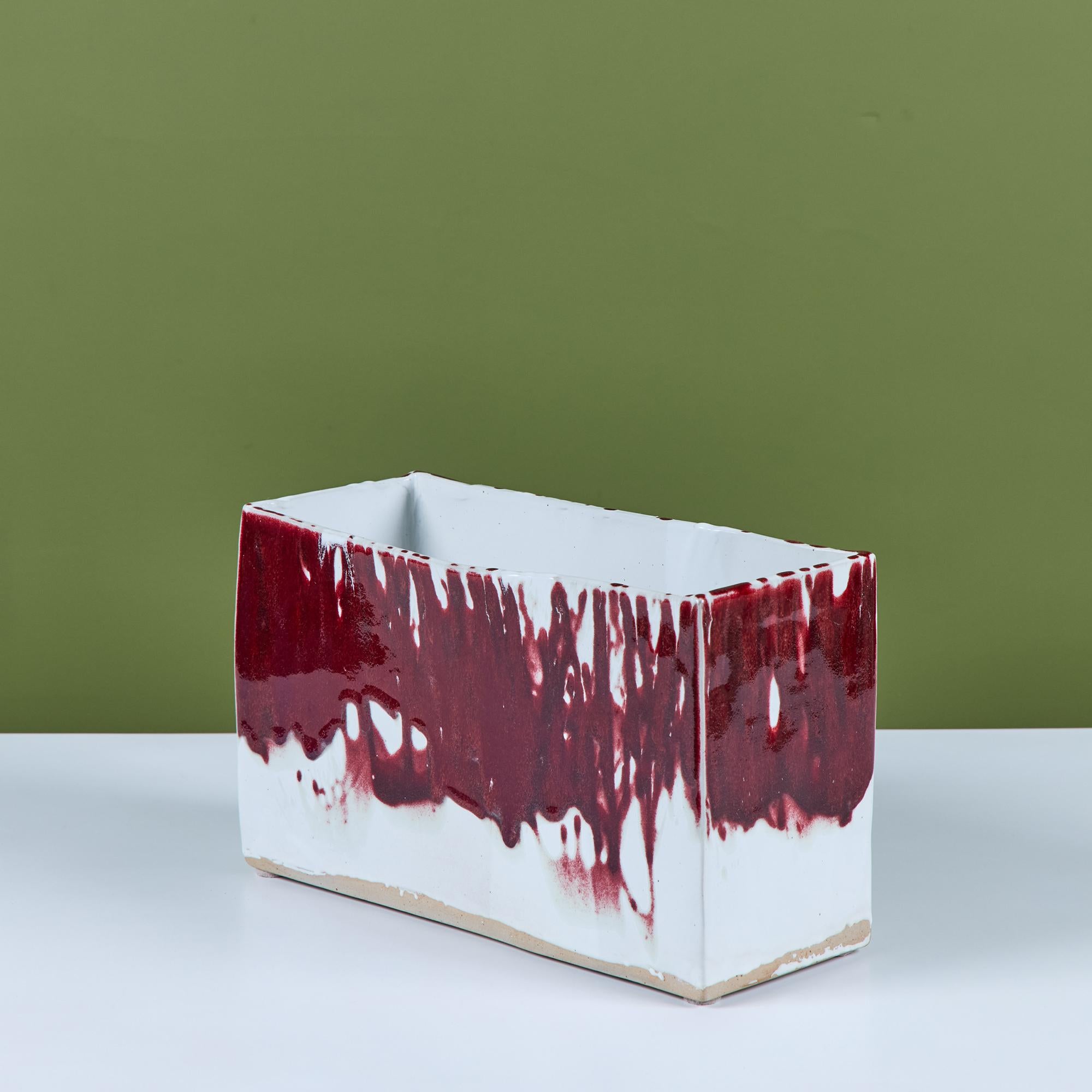 Vaso da fioriera in ceramica Studio Pottery smaltata. La fioriera rettangolare presenta un'ampia apertura per steli o piante in vaso. Il vaso ha uno smalto crema su tutta la superficie, con uno smalto a goccia color sangue di bue a contrasto che