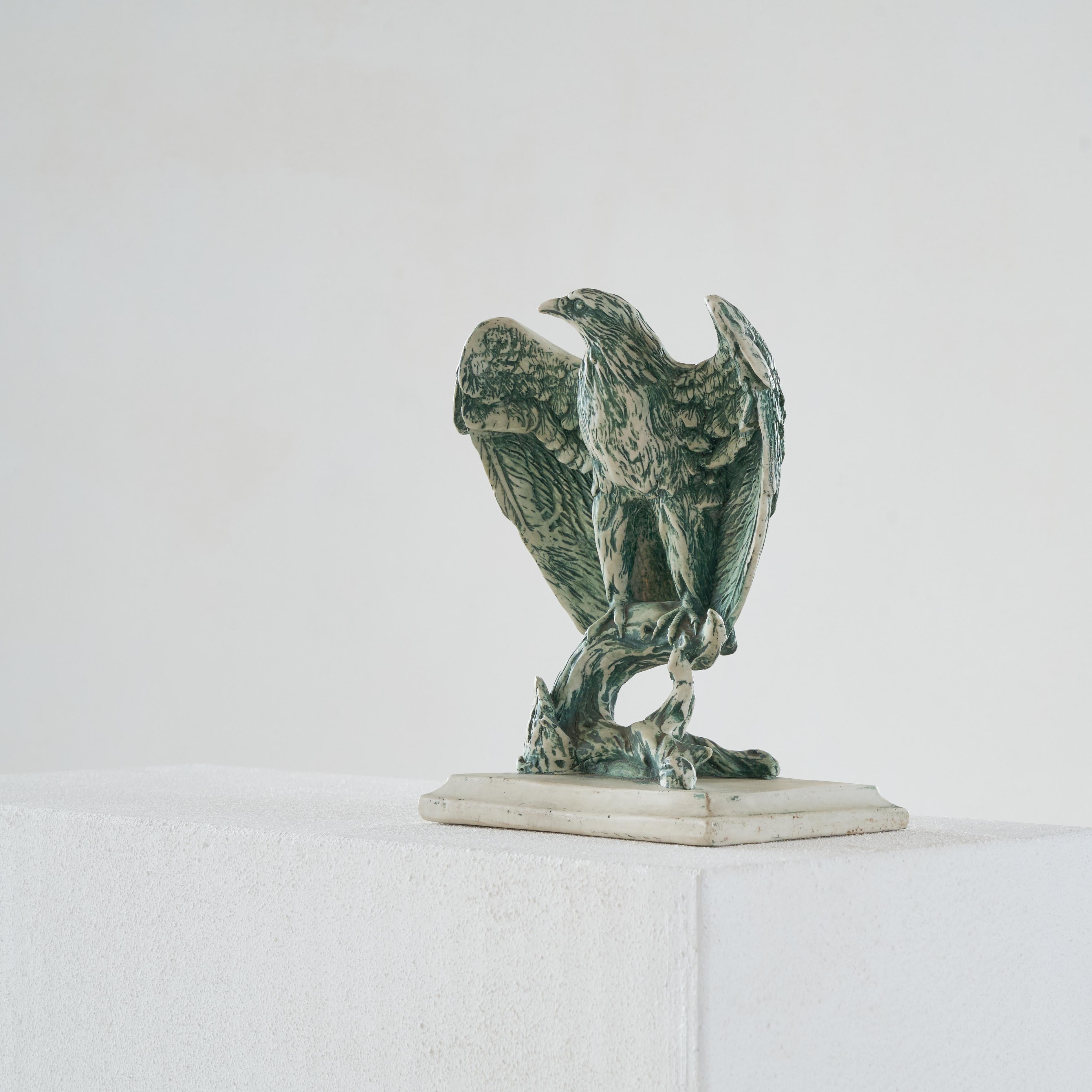 Fait main Sculpture d'aigle en céramique en vente