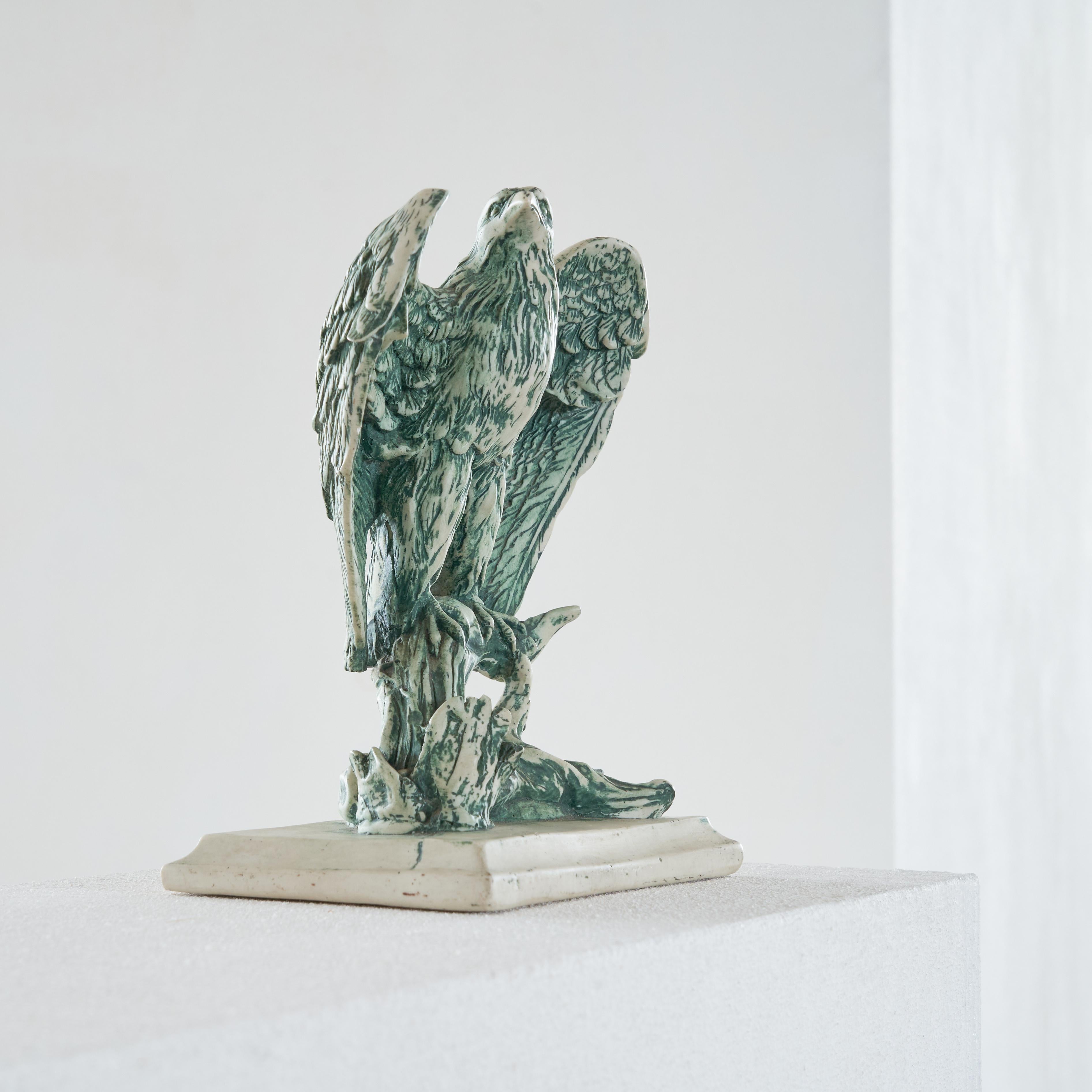 20ième siècle Sculpture d'aigle en céramique en vente