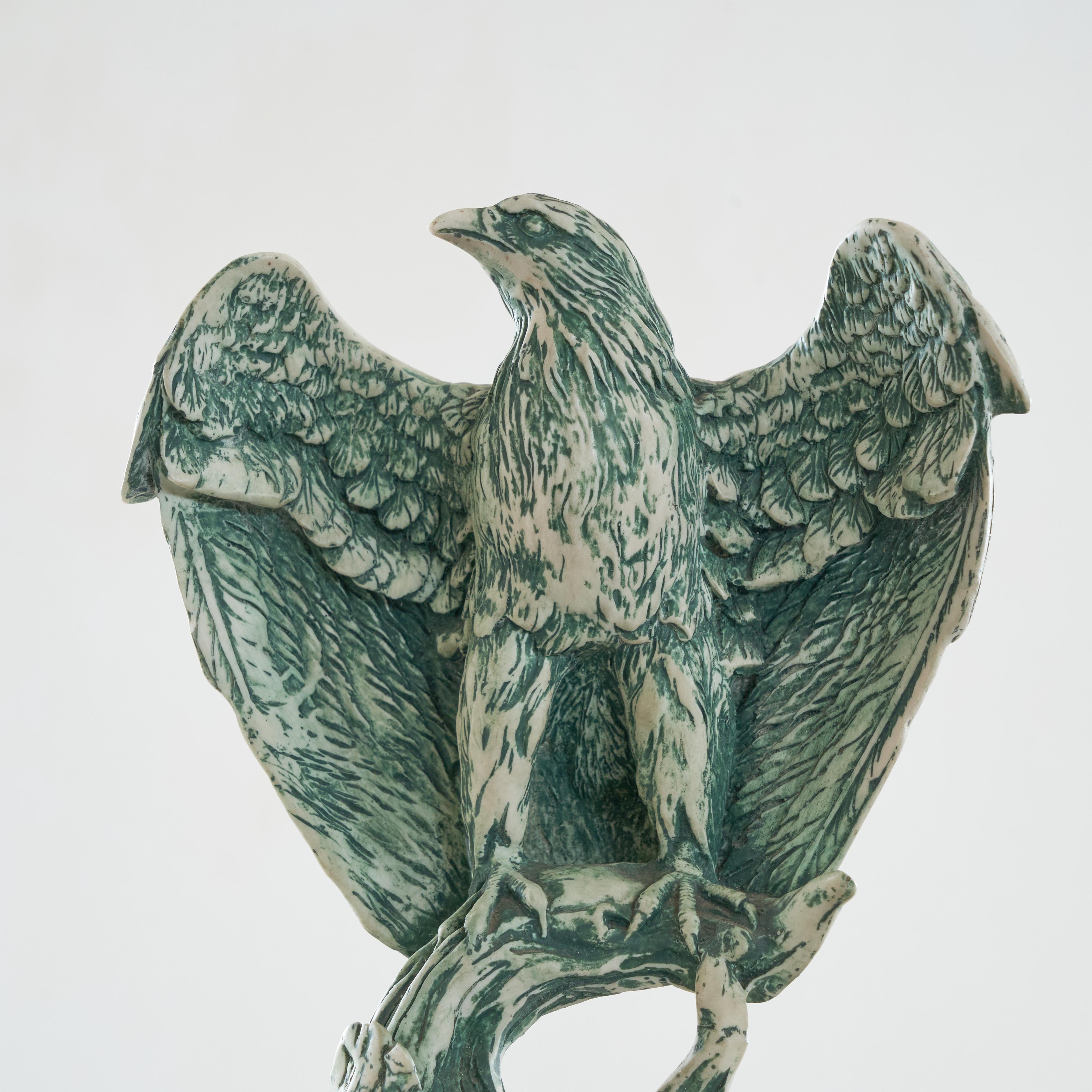Sculpture d'aigle en céramique en vente 1