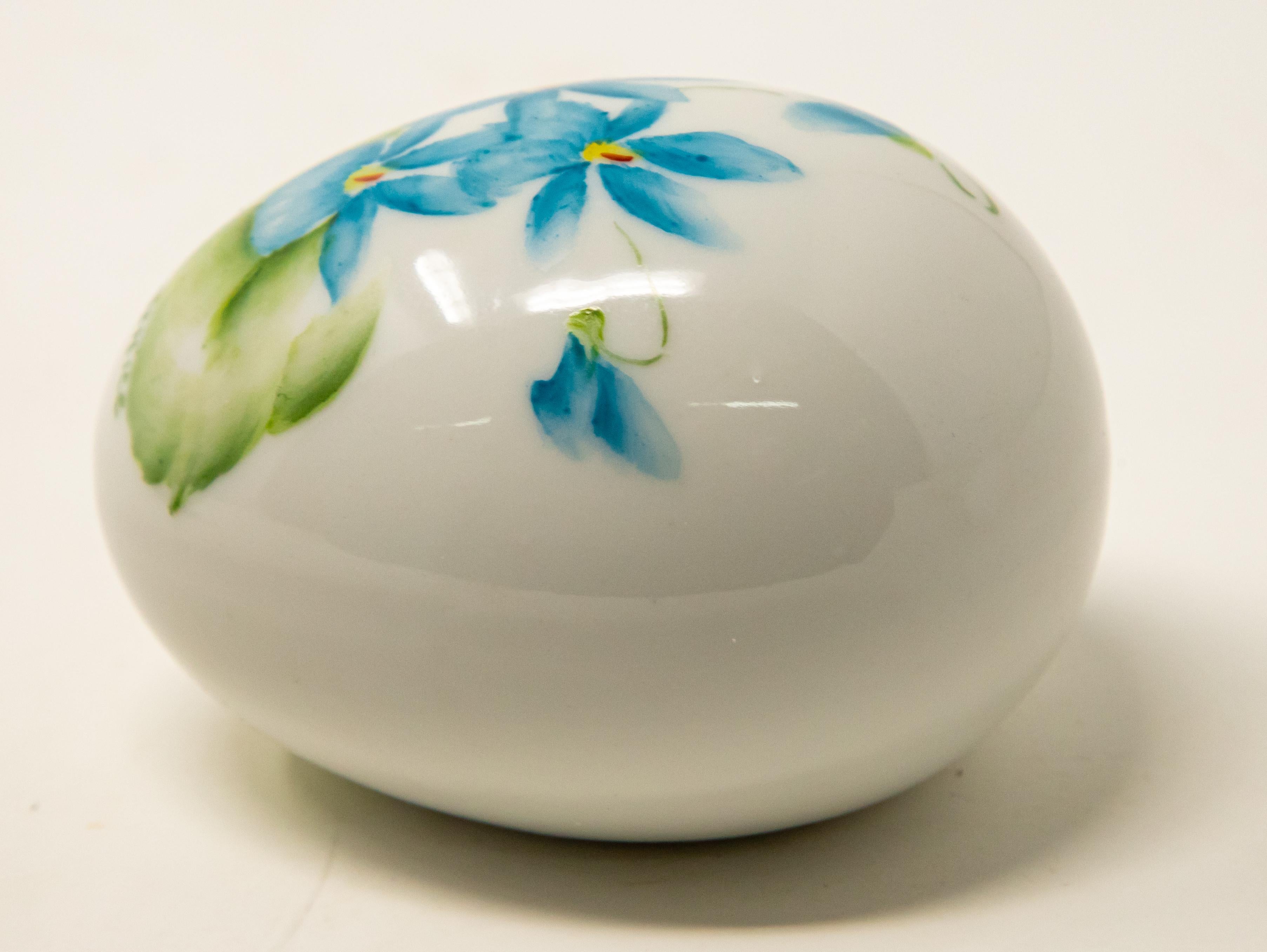 Ceramic Eggs with Floral Motif For Sale 4