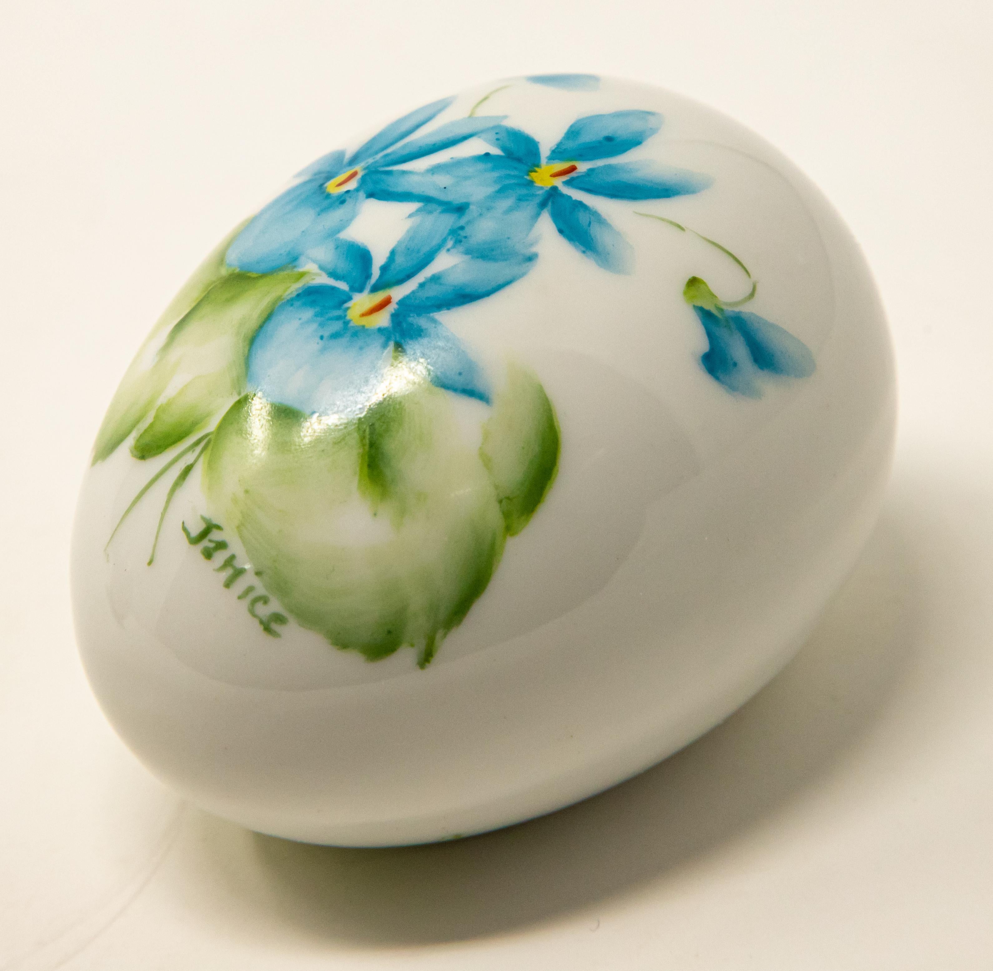 Ceramic Eggs with Floral Motif For Sale 5