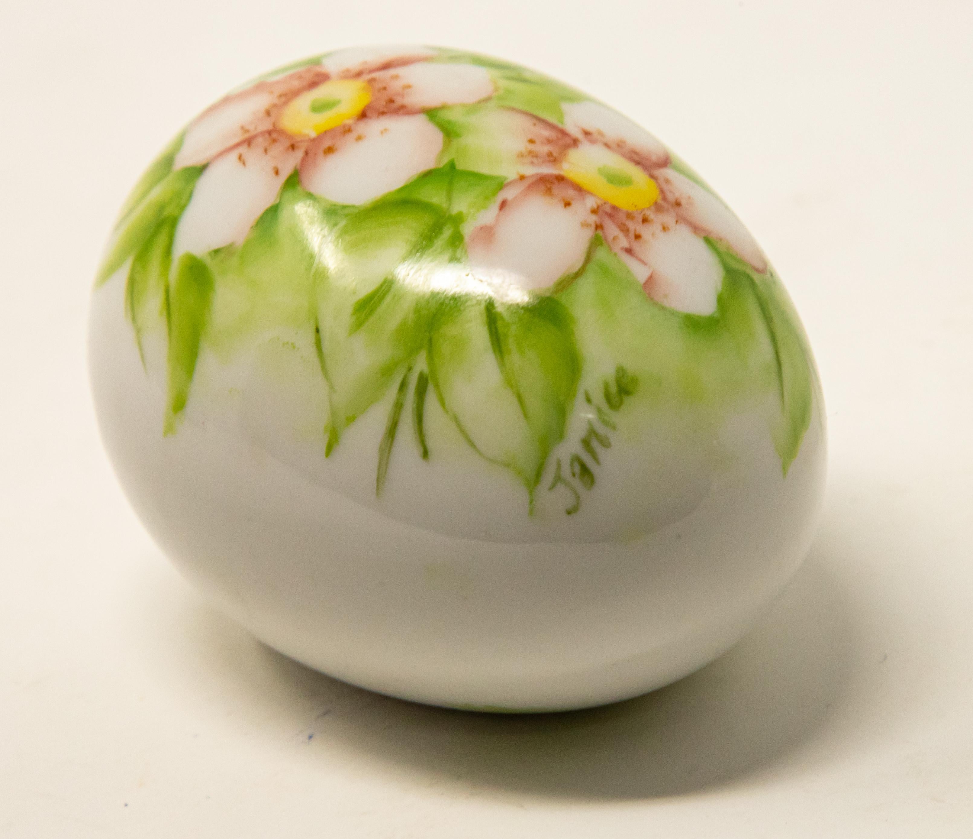 Ceramic Eggs with Floral Motif For Sale 6
